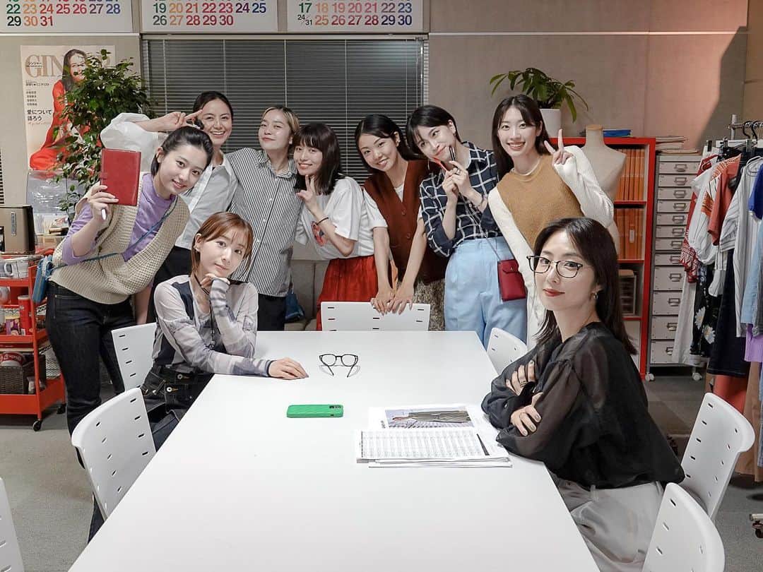あなたがしてくれなくてものインスタグラム：「． 🫧オフショットをお届け🫧  8話にて 徹夜作業でちょっとお疲れ… でも充実した表情の GINGER編集部の皆さんを📸✨  #あなたがしてくれなくても #田中みな実 #MEGUMI #中島侑香  📣 ８話の #TVer 見逃し無料配信は 　　次回放送まで！ 　　まだの方ももう一度見たい方も 　　お見逃しなく👀✨ 📺１〜３話も変わらず無料配信中 　　プロフィール欄のリンクからチェック！」