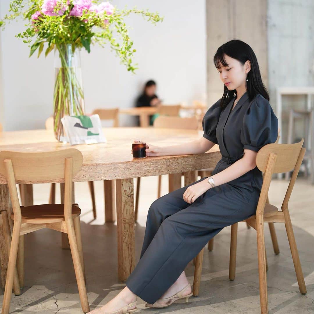 岩間恵さんのインスタグラム写真 - (岩間恵Instagram)「三宮のブルーボトルコーヒー 開放感あって好き☕️  @chenon_official のパンツドレス 普段にも着れるから良い感じ👗♡」6月5日 18時25分 - iwamame
