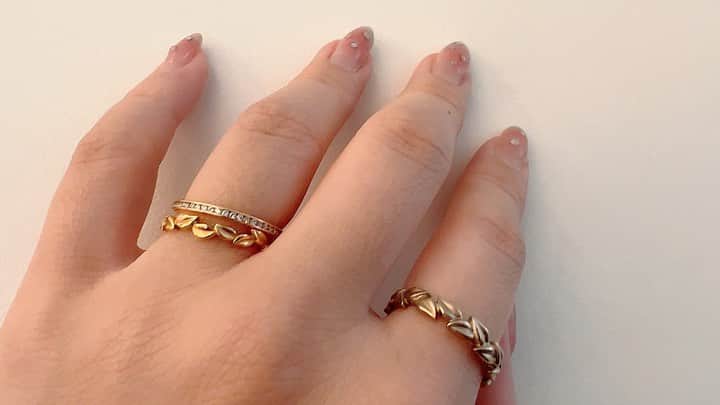 garden(ガーデン)本店さんのインスタグラム写真 - (garden(ガーデン)本店Instagram)「． ． @garden_honten . 婚約指輪ブランド：GRACE KAMA[グレースカーマ] 結婚指輪ブランド：L’amuleto[ラムレート] . 婚約指輪はエタニティリングのグレースカーマ。 鍛造製法で着け心地が良く、丈夫なのが魅力の 普段使いにぴったりな婚約指輪💍  結婚指輪はカジュアルながらも高級感を持ち合わせたラムレート。 月桂冠をモチーフにしたAlloro(アローロ)は 永遠の愛という意味が込められています🌿 . ｰｰｰｰｰｰｰｰｰｰｰｰｰｰｰｰｰｰｰｰｰｰｰｰｰｰｰｰｰｰｰｰｰｰｰｰｰｰｰｰｰｰｰｰｰｰｰｰｰｰｰｰｰｰｰｰｰｰｰｰｰｰｰｰｰ 七夕入籍をお考えの方も！それ以降にご入籍の方も！ お得な結婚指輪フェア開催中🎋 期間中のご予約･ご成約でお得な特典盛り沢山！ 詳しくは公式HPよりご確認ください🫧 . . #garden本店#マリッジリング#結婚指輪#エンゲージリング#婚約指輪#ダイヤモンド#重ね着け#重ね着けリング#プレ花嫁#大阪花嫁#和歌山花嫁#大阪結婚指輪#和歌山結婚指輪#marry花嫁#全国のプレ花嫁さんと繋がりたい#結婚式準備#指輪探し#指輪探しのお手伝い#指輪選び#指輪探しデート#関西花嫁#2023冬婚#2023春婚#2023夏婚#2023秋婚#ブライダルジュエリー#エタニティリング#鍛造製法#ラムレート#グレースカーマ . . garden本店は敷地内駐車場を完備しております🚗 大阪市内から車で約30分！ ご遠方の方には高速代キャッシュバックキャンペーンも開催中💫 . . ーーーーーーーーーーーーーーー *＊. garden岸和田本店 *＊。 @garden_honten . . 大阪府岸和田市荒木町2丁目18-18 (敷地内無料駐車場有り) 072-440-1778 . ［access］ 🚘阪神高速4号湾岸線 岸和田北ICより5分 阪和線 岸和田和泉ICより5分 🚃JR阪和線「久米田駅」より徒歩15分 南海本線「春木駅」より徒歩15分 .」6月5日 18時25分 - garden_honten