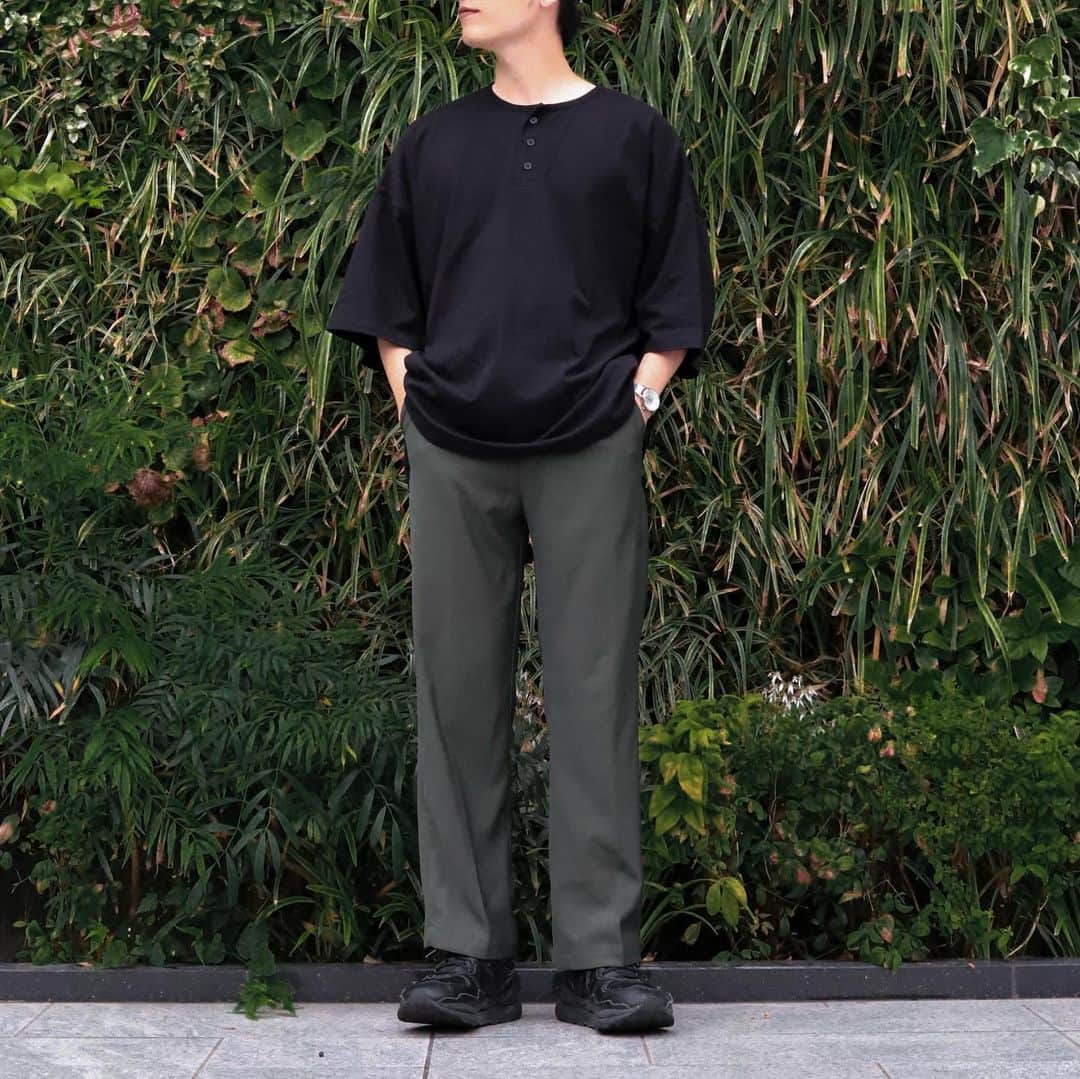 ひっちさんのインスタグラム写真 - (ひっちInstagram)「BLACK × GREEN 🔖 .· ⁡ ⁡ #ヘンリーネックTシャツ #RUUBON ⁡ ワイドスラックス #Nilway  ⁡ スニーカー #newblance  ⁡ キャップ #THENORTHFACE  ⁡ ⁡ pickup item 『ヘンリーネックTシャツ』 ⁡ RUUBONの新作ヘンリーネックTシャツ サイズ感が丁度よすぎるオーバーサイズ感でした ⁡ 172cmで袖の程よい長さ、着丈感で文句なし 生地感もナチュラル感のある ⁡ ⁡ 財布に優しいアイテム多めで トレンド感ある服装ほぼ毎日投稿してます、いいねで応援してね!? ⁡ 気になることがあれば気軽に質問してね 💬 ⁡ ひっち ------------------------------」6月5日 18時28分 - hicchiwear