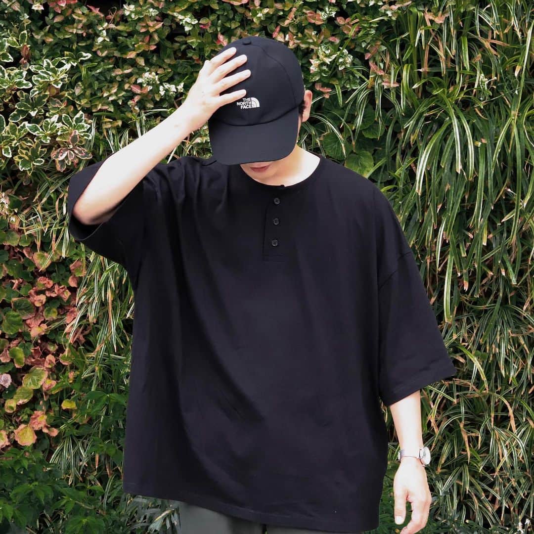 ひっちさんのインスタグラム写真 - (ひっちInstagram)「BLACK × GREEN 🔖 .· ⁡ ⁡ #ヘンリーネックTシャツ #RUUBON ⁡ ワイドスラックス #Nilway  ⁡ スニーカー #newblance  ⁡ キャップ #THENORTHFACE  ⁡ ⁡ pickup item 『ヘンリーネックTシャツ』 ⁡ RUUBONの新作ヘンリーネックTシャツ サイズ感が丁度よすぎるオーバーサイズ感でした ⁡ 172cmで袖の程よい長さ、着丈感で文句なし 生地感もナチュラル感のある ⁡ ⁡ 財布に優しいアイテム多めで トレンド感ある服装ほぼ毎日投稿してます、いいねで応援してね!? ⁡ 気になることがあれば気軽に質問してね 💬 ⁡ ひっち ------------------------------」6月5日 18時28分 - hicchiwear
