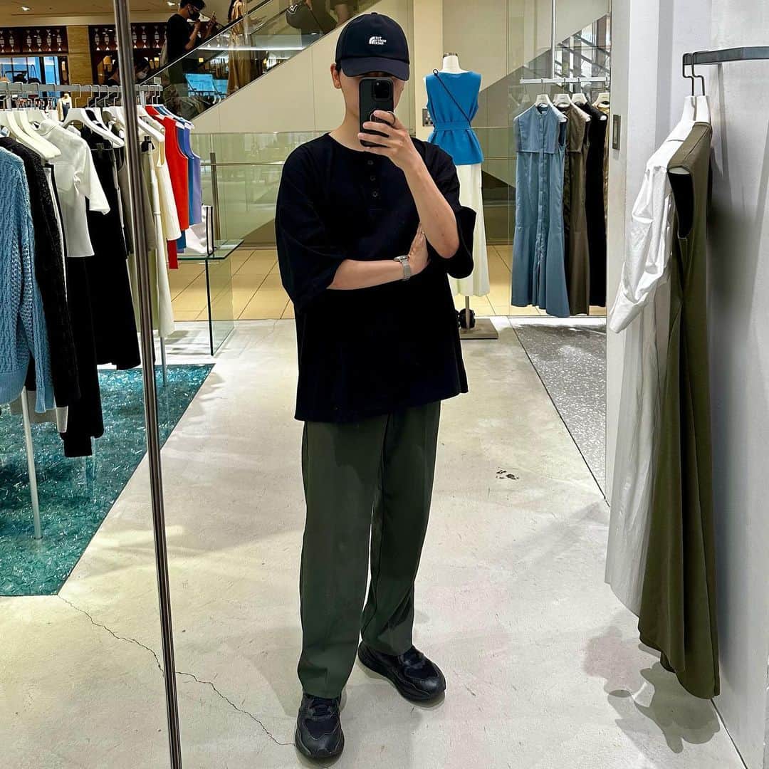 ひっちさんのインスタグラム写真 - (ひっちInstagram)「BLACK × GREEN 🔖 .· ⁡ ⁡ #ヘンリーネックTシャツ #RUUBON ⁡ ワイドスラックス #Nilway  ⁡ スニーカー #newblance  ⁡ キャップ #THENORTHFACE  ⁡ ⁡ pickup item 『ヘンリーネックTシャツ』 ⁡ RUUBONの新作ヘンリーネックTシャツ サイズ感が丁度よすぎるオーバーサイズ感でした ⁡ 172cmで袖の程よい長さ、着丈感で文句なし 生地感もナチュラル感のある ⁡ ⁡ 財布に優しいアイテム多めで トレンド感ある服装ほぼ毎日投稿してます、いいねで応援してね!? ⁡ 気になることがあれば気軽に質問してね 💬 ⁡ ひっち ------------------------------」6月5日 18時28分 - hicchiwear