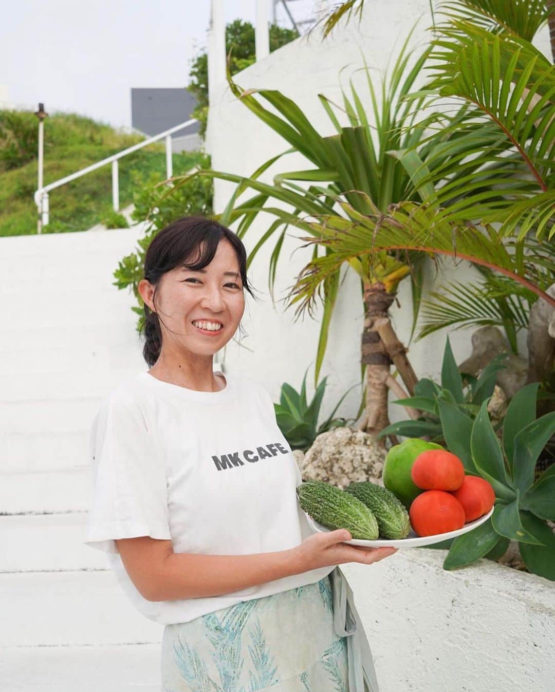 Yuri Sakuraiさんのインスタグラム写真 - (Yuri SakuraiInstagram)「島野菜を使った、 バーニャカウダ商品開発中🌴  沖縄に来てすぐの頃、 スーパーや道の駅に行くと見たことの無い形をした 野菜が並んでいて、 沖縄で知り合った方に“島野菜”のこと、 食べ方を教えて頂きながら、 沖縄ならではの野菜がある事を知りました！  パパイヤが食べられることを初めてしって、 抵抗あったけど、美味しい調理法を教えてもらい、 食べてみたらびっくりするほど 美味しかったり、栄養価が高いことを知ったり。  そんな魅力に気づく中で、 オーナー（ @kiku_okinawa ）が沖縄に来られる方が、 沖縄に来たからこそ味わえる食材を 感動する美味しさにして提供出来たら、 沖縄旅行の楽しさが倍増するんじゃないか✨ 海外の方が多くくるウミカジテラスだからこそ、 日本の素晴らしさを発信出来るんじゃないか✨  島野菜を通して沖縄の魅力を感じられる きっかけが作れたら、 沖縄を好きになる方、沖縄に来る方が増えて、 沖縄観光が増えるきっかけになるんじゃないか！ という声から、 島野菜を使ったバーニャカウダの開発を、 MKメンバーのフードチームが行っています！  野菜をたっぷり美味しく食べられるって 贅沢だし嬉しい！  フードコーディネーター、栄養士のメンバーが 栄養価のバランスを考えたり、 キモとなるソースを開発したりと日々開発してるので、 ぜひぜひお店にリリースする日をお楽しみに♪  私も早く食べたい🤤 @mkcafe_okinawa   #mkcafe#ウミカジテラス#瀬長島#瀬長島ウミカジテラス#沖縄カフェ#沖縄グルメ#沖縄食材#島野菜#沖縄野菜#野菜#バーニャカウダ#バーニャカウダー #バーニャカウダソース #沖縄南部#沖縄南部カフェ#沖縄フードコーディネーター#沖縄栄養士#フードコーディネーター#栄養士#okinawa#okinawafood#okinawatrip #umikajiterrace」6月5日 18時39分 - yuri_sakuraiii