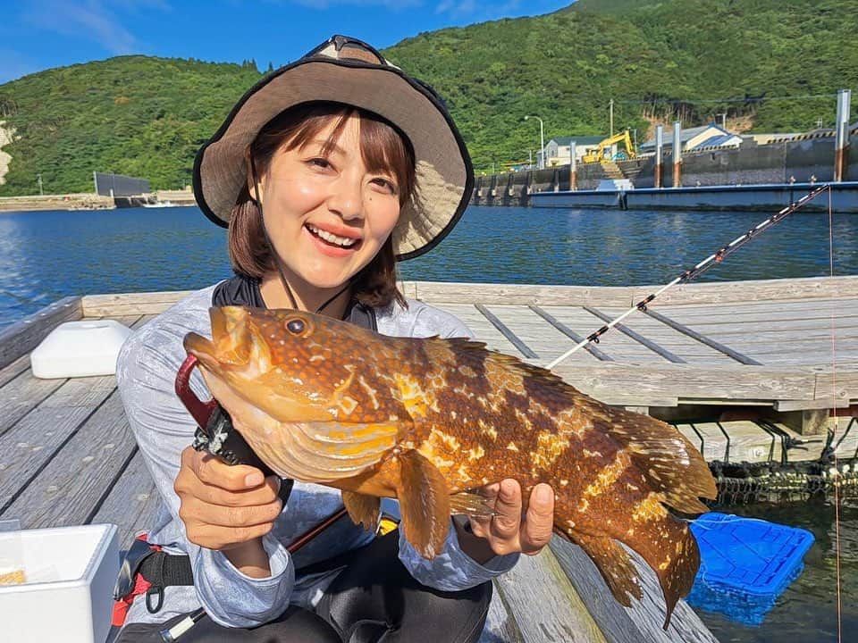 晴山由梨さんのインスタグラム写真 - (晴山由梨Instagram)「初めての五島列島！新上五島！ お魚たくさん釣れましたよ〜😍✨  魚影は濃いし、自然豊かで食べ物も美味しくて、 人はあたたかくて最高の旅✈️  最後に名物の五島うどんの地獄炊き食べました🥰 グツグツ煮てもコシがあって美味しかった〜！  今回の旅の様子は7月7日(金)21:00〜初回放送の 釣りビジョン「釣りうぇ〜ぶ」をお楽しみに💛  #釣りビジョン #釣りうぇ〜ぶ #長崎 #上五島 #新上五島町 #五島列島 #アコウ #キジハタ #矢堅目の塩 #五島うどん #五島うどん地獄炊き」6月5日 18時32分 - hareyama_yuri