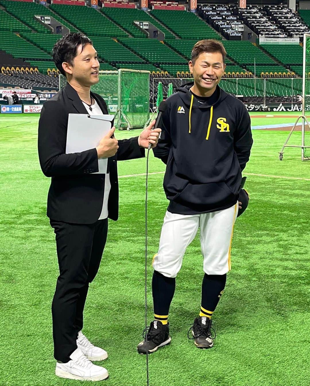 杉谷拳士さんのインスタグラム写真 - (杉谷拳士Instagram)「. 【プロ野球】 福岡ソフトバンクホークスさんに潜入させていただきました🤗‼️ 周りからはスパイ呼ばわり、、、笑笑  帝京高校の先輩でもある中村晃さんの逆指名なのかな、、、 『インタビューは拳士で』で言ったか言わないだかなんだか笑笑💦^ - ^‼︎ 近ちゃんにも会い、ニコニコ野球してたのでホッとしました☺️  インタビューの模様はホークスTVから🎤‼︎  晃さん最高の笑顔をありがとうございます😊  #福岡 #ソフトバンクホークス #中村晃　選手 #近藤健介　選手 #周東佑京 選手 #板東湧梧 選手」6月5日 18時32分 - kenshi.02