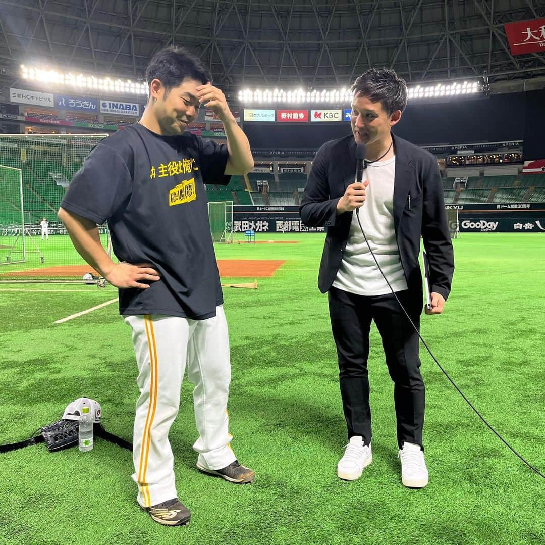 杉谷拳士さんのインスタグラム写真 - (杉谷拳士Instagram)「. 【プロ野球】 福岡ソフトバンクホークスさんに潜入させていただきました🤗‼️ 周りからはスパイ呼ばわり、、、笑笑  帝京高校の先輩でもある中村晃さんの逆指名なのかな、、、 『インタビューは拳士で』で言ったか言わないだかなんだか笑笑💦^ - ^‼︎ 近ちゃんにも会い、ニコニコ野球してたのでホッとしました☺️  インタビューの模様はホークスTVから🎤‼︎  晃さん最高の笑顔をありがとうございます😊  #福岡 #ソフトバンクホークス #中村晃　選手 #近藤健介　選手 #周東佑京 選手 #板東湧梧 選手」6月5日 18時32分 - kenshi.02