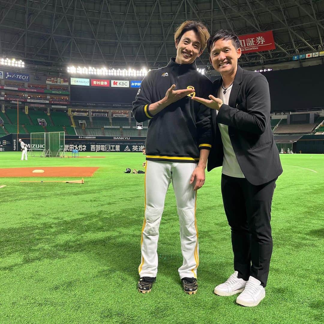 杉谷拳士さんのインスタグラム写真 - (杉谷拳士Instagram)「. 【プロ野球】 福岡ソフトバンクホークスさんに潜入させていただきました🤗‼️ 周りからはスパイ呼ばわり、、、笑笑  帝京高校の先輩でもある中村晃さんの逆指名なのかな、、、 『インタビューは拳士で』で言ったか言わないだかなんだか笑笑💦^ - ^‼︎ 近ちゃんにも会い、ニコニコ野球してたのでホッとしました☺️  インタビューの模様はホークスTVから🎤‼︎  晃さん最高の笑顔をありがとうございます😊  #福岡 #ソフトバンクホークス #中村晃　選手 #近藤健介　選手 #周東佑京 選手 #板東湧梧 選手」6月5日 18時32分 - kenshi.02