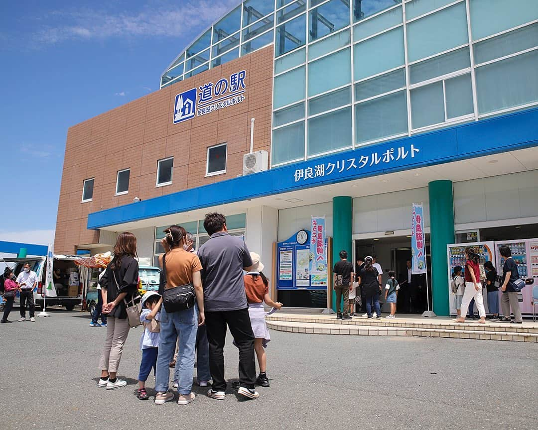 愛知県田原市さんのインスタグラム写真 - (愛知県田原市Instagram)「The roadside station is back!! * クリスタルポルトがかえってきたよ〜😆 * #道の駅伊良湖クリスタルポルト が #リニューアルオープン ！！  #メロン#スイカ#しらす#野菜 などなど 新鮮な農水産物がずらり♪  #レンタサイクル の他にも新しく #レンタカー#電動バイク の貸し出しもスタート！  新しくなったクリスタルポルトを みんなで一緒に盛り上げていこう😉👏  #道の駅#観光#お土産  #たはら暮らし  #渥美半島#田原市#伊良湖岬#伊良湖#赤羽根#菜の花浪漫街道  #tahara#irago#akabane#サーフィン#surfing#田舎暮らし#日々の暮らし #休日の過ごし方#スローライフ #instagramjaran#igersjp」6月5日 18時34分 - tahara_kurashi