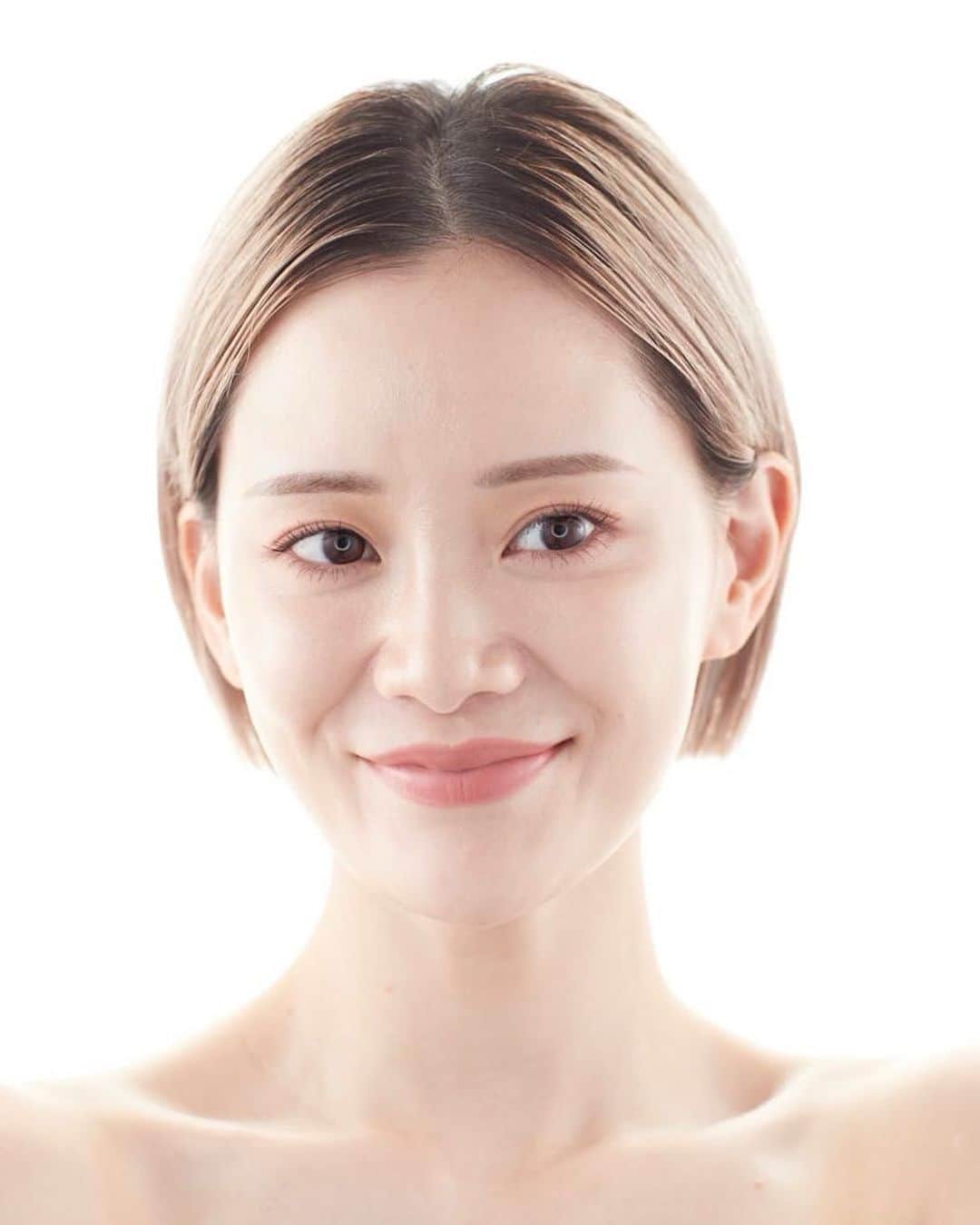 ピースオブシャイン株式会社のインスタグラム：「いつもご利用頂いてる皆様、本当に有難う御座います😊 8商品目となる【VITA DROP】も無事予約販売でき、皆様のおかげで完売する事ができました。  発送までお時間を頂戴しますが、 楽しみにお待ち頂けたら幸いです。  VITA DROP+は、勿論ピースのスキンケアとのライン使いを推奨しておりますが、 どんな製品にも+でお使い頂ける製品となっております。  +して使って頂くことによって、くすみ抜け、毛穴の開き、トーンアップ、キメが整う実感をしていただけると思います。  使えば使うほど、肌のまだ蓄積していないメラニンにもアプローチしてくれるので、 シミが薄くなる事も期待できると思います。  洗顔後にフレッシュなビタミンC美容液VITADROPを是非補給してみてください🍋  Arisa」