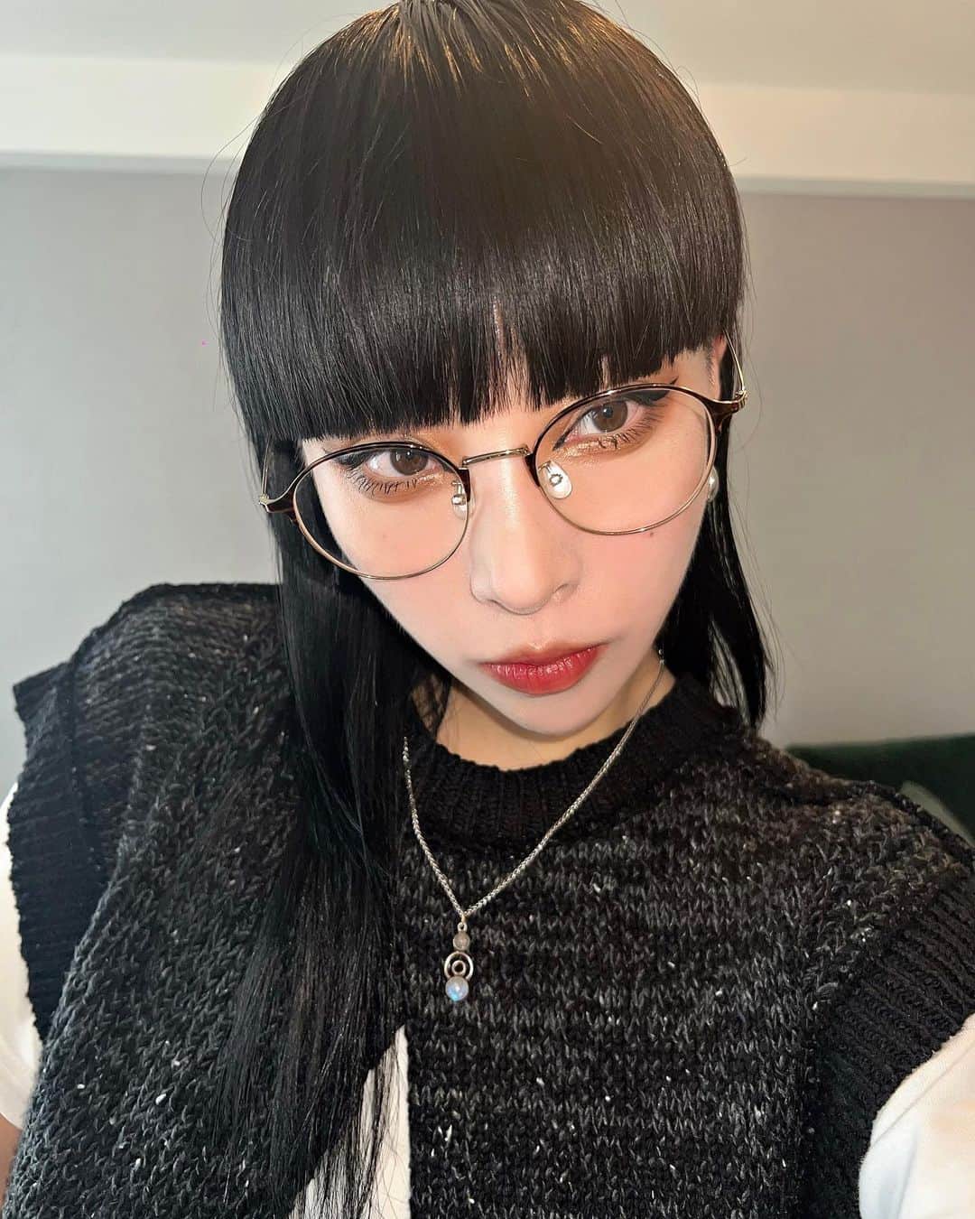 カミヤサキさんのインスタグラム写真 - (カミヤサキInstagram)「haute couture 識名さん　@miori_shikina   に全身とフェイシャルエステ 月一メンテナンス！してもらいました。  歯列矯正のおかげで 前は噛み合わなかった歯たちがよーく噛めるようになり、 その影響で筋肉もつくようになり、 ちょっとフェイスラインがゴツくなってきて気になっていたけど、  施術後はめちゃくちゃすっきり！ 目も倍くらい開く！🥲  あと、構成だったり振りだったりで考えていると恐ろしく頭が凝るので、頭の施術がありえないくらい気持ちよくて毎回泣きそうになる、、、  またお仕事頑張れます。 識名さんありがとうございましたっ！」6月5日 18時49分 - sakisaki_dayo