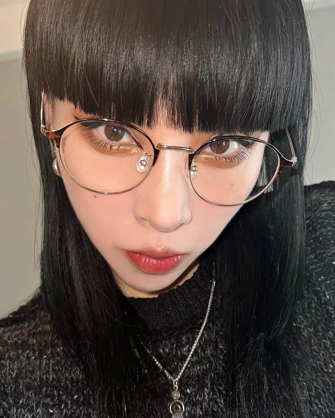 カミヤサキさんのインスタグラム写真 - (カミヤサキInstagram)「haute couture 識名さん　@miori_shikina   に全身とフェイシャルエステ 月一メンテナンス！してもらいました。  歯列矯正のおかげで 前は噛み合わなかった歯たちがよーく噛めるようになり、 その影響で筋肉もつくようになり、 ちょっとフェイスラインがゴツくなってきて気になっていたけど、  施術後はめちゃくちゃすっきり！ 目も倍くらい開く！🥲  あと、構成だったり振りだったりで考えていると恐ろしく頭が凝るので、頭の施術がありえないくらい気持ちよくて毎回泣きそうになる、、、  またお仕事頑張れます。 識名さんありがとうございましたっ！」6月5日 18時49分 - sakisaki_dayo