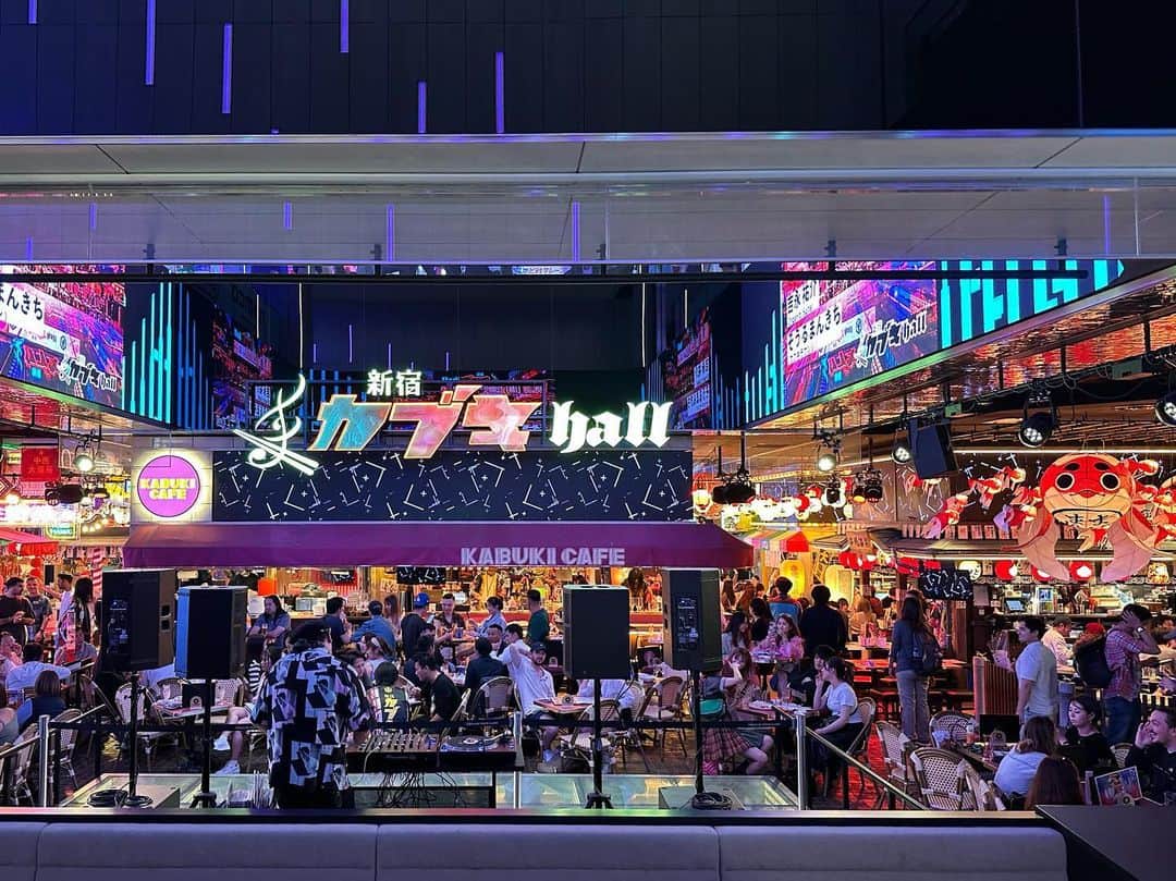 のインスタグラム：「NEO SHINJUKU 🦄🧬⛩️✈️🛼🍬  外国人が思う東京になってきてる新宿。 最近、そんな柔軟性も面白いなと思います。  #shinjuku #tokyo #kabukicho #lifestyle」