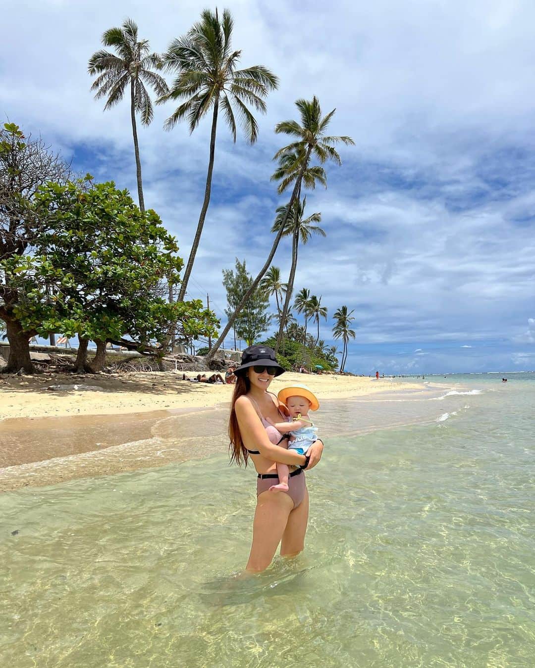 宮崎沙矢加のインスタグラム：「My fav beach in Oahu🌴🫶🏽 . . . 最近私の中でここのビーチが一番かも💗ローカルで人も少ないし波も穏やかだから赤ちゃん連れにもgood🤙🏽 昨日はハイキング！今日は海🏖ハワイは山も海もどちらも楽しめるから飽きそうで飽きない🫰🏽💕💕 #hawaiiismyhappyplace #hawaii」