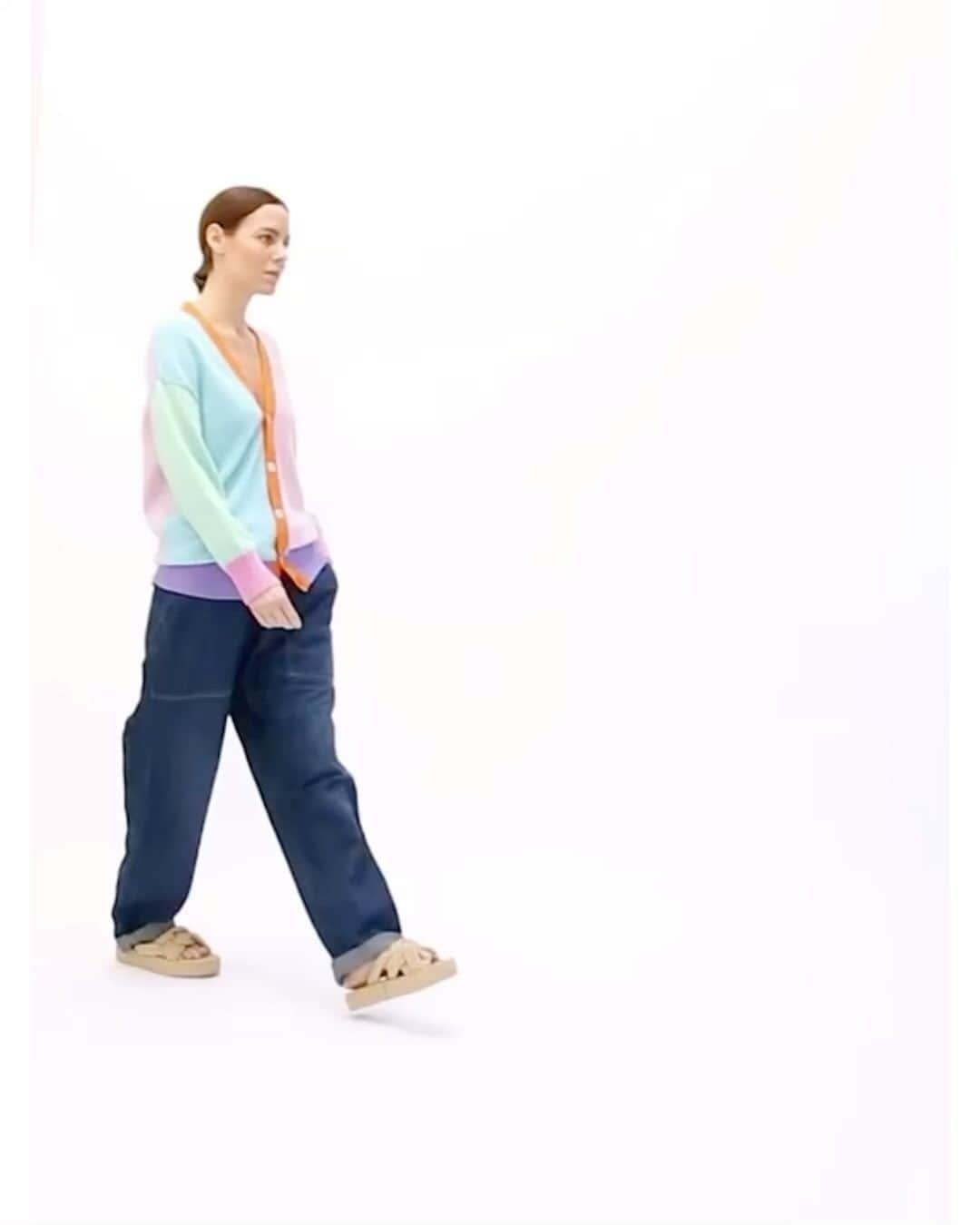 クレメンツリベイロのインスタグラム：「Happy Monday! Summer pastels at our store. Bookish Multicolored cashmere in our cool summer pastels 🌈 #clementsribeiro #ss23 #cashmerejoy #madeinscotland」