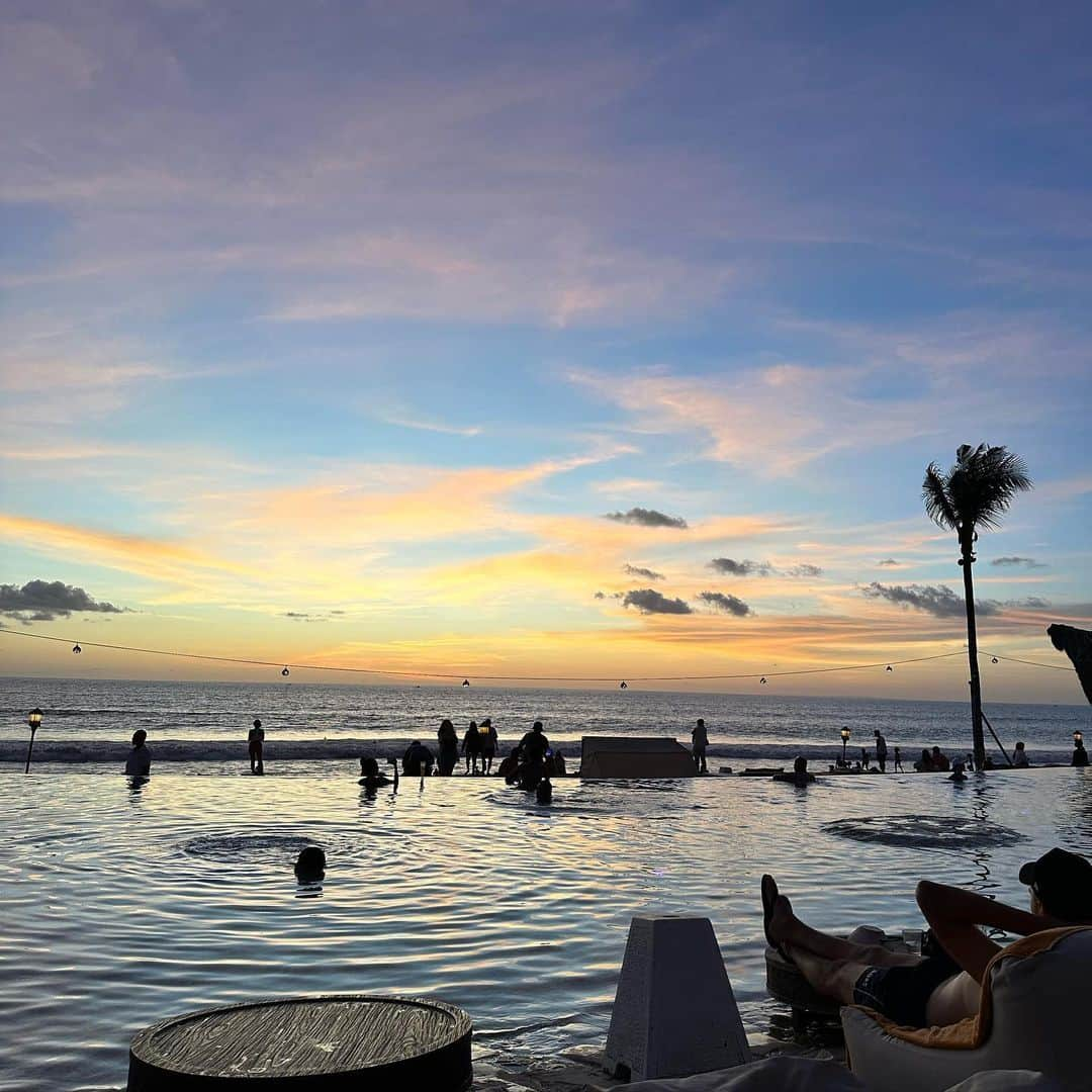 市原彩花さんのインスタグラム写真 - (市原彩花Instagram)「Mari Beach Club Bali🧡 Our favorite beach club! @maribeachclubbali   うちらが1番気に入ったビーチクラブ☺️ 広くて雰囲気良くてのんびりしながら夕陽見れる☺️ ご飯も美味しくてロール寿司2回も頼んじゃった🤣 店員さんも写真上手くて最高でした🥳  #maribeachclub#maribeachclubbali#beachclubs#beachclubbali#ビーチクラブ#pool#プール#バリ#バリ島#バリ島旅行#バリ旅行#バリ島観光#スミニャック#インドネシア旅行#海外旅行#海外移住#東南アジア#bali#baliisland#balitrip#balitravel#水着#ビキニ#bikini#swimsuit#japanesegirl#bikinigirl#bikinimodel #あーちゃんバリ」6月5日 18時46分 - ayaka_ichihara