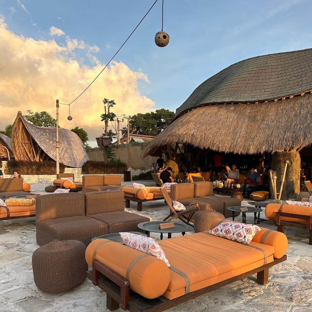 市原彩花さんのインスタグラム写真 - (市原彩花Instagram)「Mari Beach Club Bali🧡 Our favorite beach club! @maribeachclubbali   うちらが1番気に入ったビーチクラブ☺️ 広くて雰囲気良くてのんびりしながら夕陽見れる☺️ ご飯も美味しくてロール寿司2回も頼んじゃった🤣 店員さんも写真上手くて最高でした🥳  #maribeachclub#maribeachclubbali#beachclubs#beachclubbali#ビーチクラブ#pool#プール#バリ#バリ島#バリ島旅行#バリ旅行#バリ島観光#スミニャック#インドネシア旅行#海外旅行#海外移住#東南アジア#bali#baliisland#balitrip#balitravel#水着#ビキニ#bikini#swimsuit#japanesegirl#bikinigirl#bikinimodel #あーちゃんバリ」6月5日 18時46分 - ayaka_ichihara