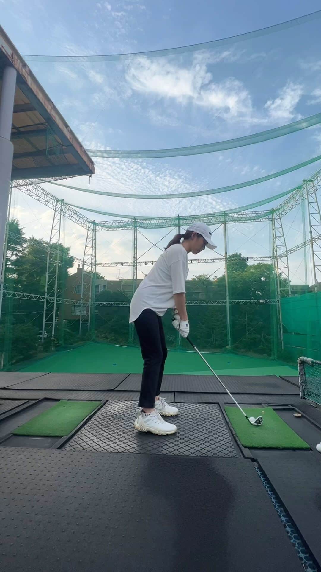 佐河ゆいのインスタグラム：「仕事終わりにゴルフ練⛳️  🎥 暴れてたアイアンが、昨日の練習会のおかげで落ち着きを取り戻してきた😮‍💨 　  新メンバーの3wは手元に届いて2日目･･･ 上手く当たらない･･･ たくさん練習して親友になりたい‼︎  練習あるのみ！   #ゴルフ  #ゴルフ女子  #ゴルフ初心者  #ゴルフ成長記録  #golf  #golfswing  #golflover #ゴルフ練習　#ゴルフ好きな人と繋がりたい　#ゴルフラウンド　#ゴルフ上手くなりたい#golfbabes #golflife #golfstagram #golfing」