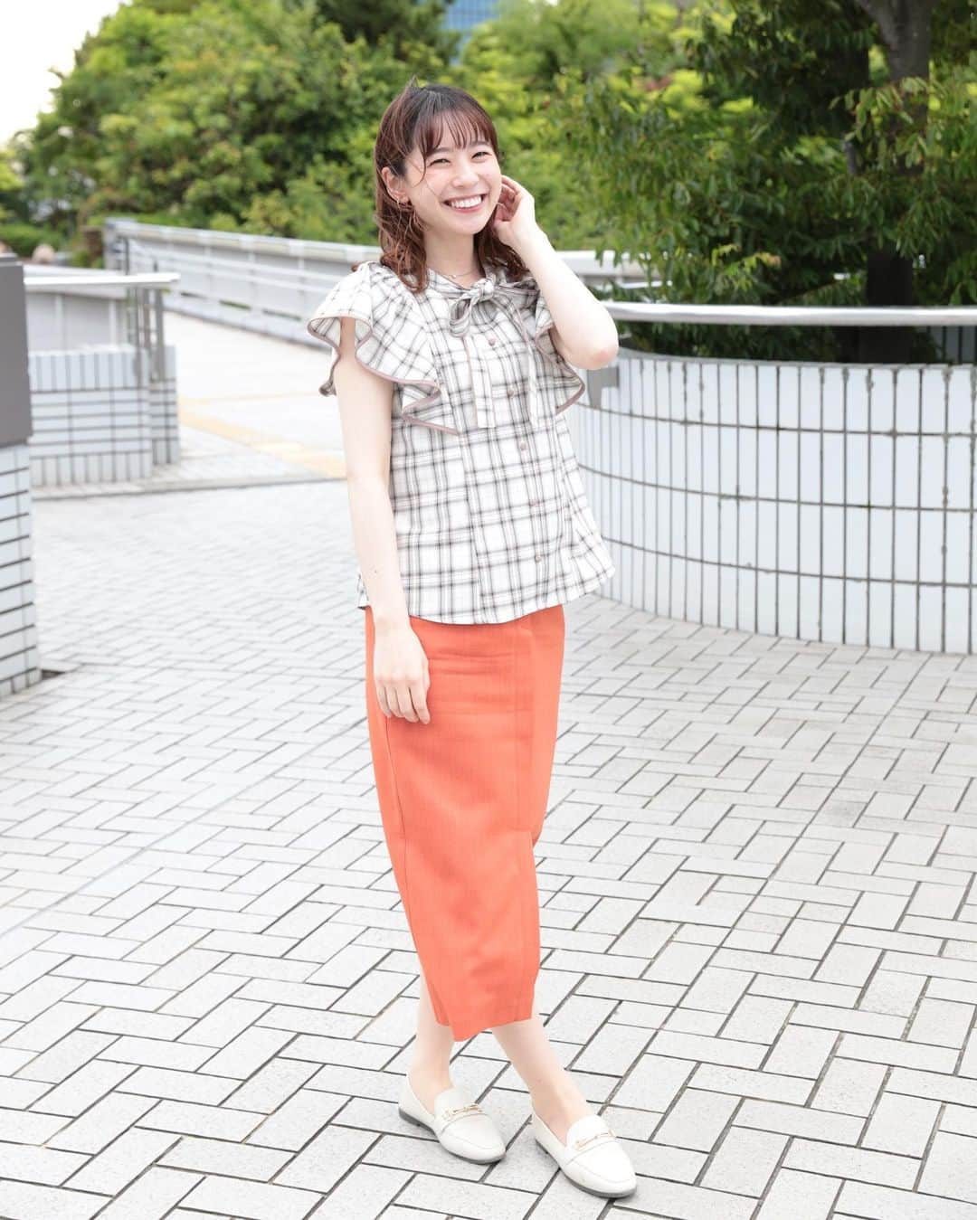のインスタグラム：「. 6月4日（日）アフタヌーン🐕 衣装協力👗  ●tops＆skirt:MISCH MASCHさん @mischmasch_official  ●earring:OSEWAYAさん @osewaya_official  トップスのチェック柄が可愛い❤️ スカートのオレンジも映えますね🍊 イヤリングはシンプルなデザインがGOOD👍🏻✨  素敵な衣装、スタイリングをありがとうございました🌼  #ウェザーニュースlive  #ウェザーニュースキャスター #キャスター衣装 #衣装協力 #衣装提供」