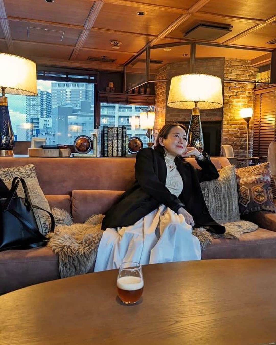 UNWIND HOTEL&BAR THE LODGE-LIKE HOTELのインスタグラム：「@akkyjournal 様の素敵なお写真を#repost させていただきます！ありがとうございます😊 - - - - - - - - - - - - - - - - - - -   【#akkytrip 】  #北海道旅行 札幌では、ロッジやコテージのような気分に浸れる 『UNWIND HOTEL&BAR 札幌』 @unwind_hotel_sapporo  にステイ。  とにかく気になっていたのは、ルーフトップテラスのある『BAR IGNIS』街へ繰り出す前に、フリードリンクでアペロタイムって、まさにホテルバーの醍醐味ですよね🍷✨  アンティーク家具がとってもオシャレなバーには、ギターもあったので、ミュージシャン風に奏でてみる旦那さん。なんだか素敵な写真が撮れました✨  ディナーの後に、夜は一段とムーディーなルーフトップバーへ🍸キャンプファイアーさながらの焚き火を眺めながら、美味しいジントニックを飲んですっかり良い気分に♡♡♡  ロッジ風のお部屋で目覚めたら、ピクニックセットが届きました！北海道の地産地消のスープ（この日はトム・カーガイ）は染み入るうまさで、札幌ランチも楽しみたい私たちには丁度良い朝食でした😊  暖炉のあるロビーがお出迎え🔥都会にいながらアウトドア気分が楽しめる『UNWIND HOTEL&BAR 札幌』は、広々としたお部屋とすすきのまで歩いて行ける好立地で、都市観光もしたい！そんなアクティブな旅のスタイルにぴったりなんです✨  - - - - - - - - - - - - - - - - - - -  📍@unwind_hotel_sapporo ロッジライクの非日常感な体験ができる ライフスタイルホテルです。  #explorelively #unwindhotelandbar #unwindhotelandbarsapporo⁠  #ペンドルトン  #pendleton  #薪ストーブのある暮らし #ログハウス #ロッジ  #札幌ホテル #北海道ホテル #ホカンス #ホテル巡り #ホテル女子  #ホテルライフ #ホステル #デザインホテル #ペンドルトン #ホテル朝食   #hotel #hokkaido #trip #hokkaidosgram #hokkaidolikers #japantrips #rooftopbar」