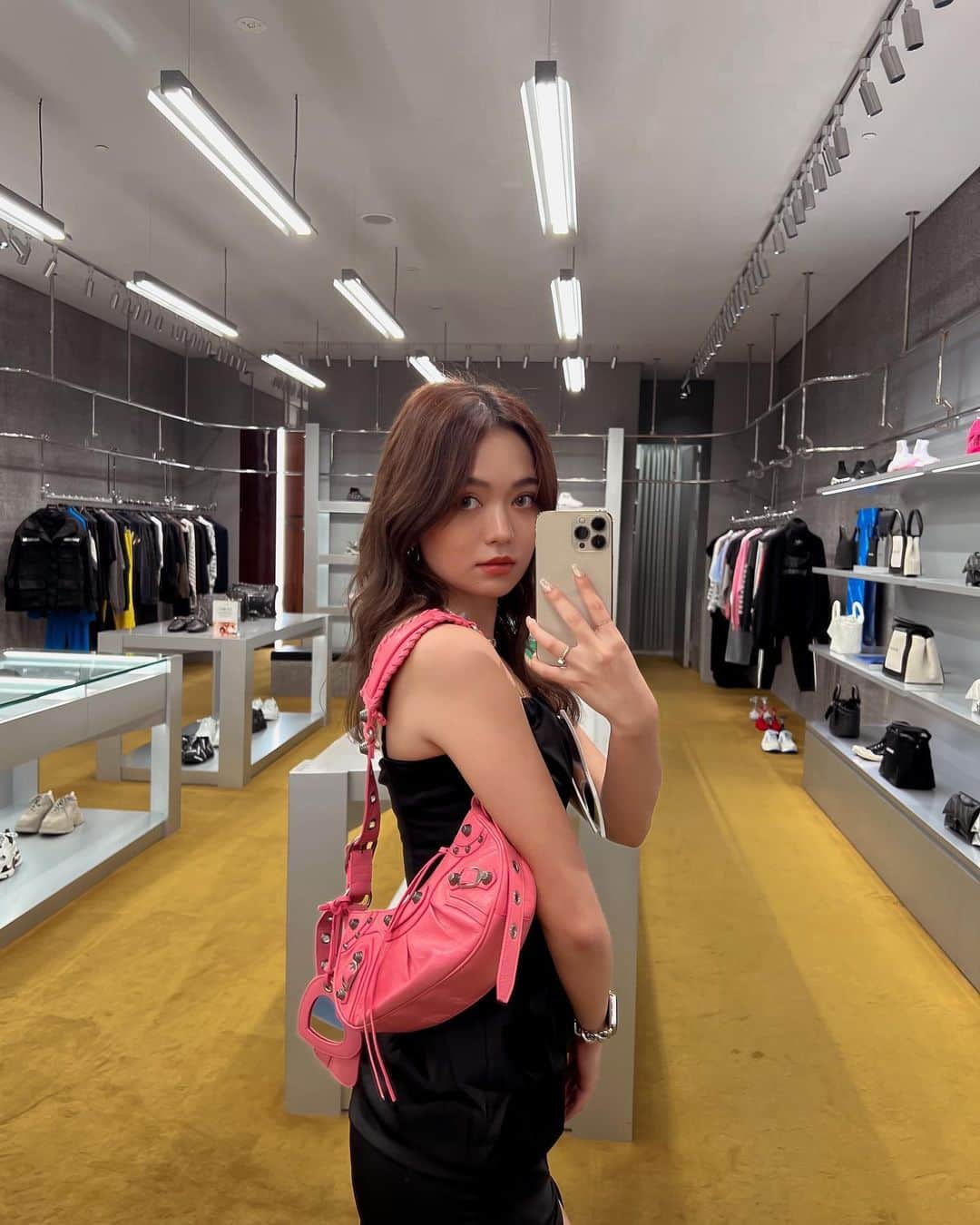 RUI ONUMAのインスタグラム：「沖縄行ったら必ず立ち寄る場所🛍️ 日本で唯一国内旅行でも 免税でお買い物できる場所🌴💛  DFSってまじ安いよなんん🥹 国内のブティックに比べて約20〜30%も お得にお買い物出来るからまじ神👼✨笑 （ほとんどのブランドが免税対象だけど一部免税対象外のブランドもある☝️）  ビューティーもファッションもハイブランド好きさんはもちろんっ！ お土産とかも売ってるから行ったことない方もぜひチェックしてみてほしい🥺🩵笑  せっかくなので色んなハイブランドさんに遊びに行ってきたよん🦋笑  写真撮りきれなかったんだけど、主要なハイブランドはほとんど揃って逆に国内在庫で売り切れのものもDFSにあったりするから本当買い物楽しいっ♡笑  ・・・・・・・・・・・・・・・・・ Tギャラリア沖縄byDFSの お得キャンペーン💖  ①スクラッチカードを削って！その場ですぐに使える最大15,000円分の割引が当たるチャンス✨  ②ビューティーで15,000円以上、またフード＆ギフトで5,000円以上の お買い物で💄別カテゴリーのお買い物が10%お得に♡  ③Tギャラリア沖縄、L I N E@DFS Japanや オンラインショップでお買い物すると、DFS那覇空港免税店で使える10%割引クーポンが貰えるよっ🎁  私オンラインで注文出来るの知らんかったわ🫨 旅行で那覇空港行く予定あったりDFS行った買いそびれたものあったら オンラインで注文したら帰る前に空港で商品受け取れるのね🥹✨今ならL I N Eやオンラインからでも10％の割引が受けれるみたい📱今後まじ活用したいっ♡笑  @dfsjapanofficial @dfsofficial  #TGalleriaOkinawa #DFSOkinawa #Okinawatrip #Ｔギャラリア #免税店 #Tギャラリア沖縄 #沖縄ショッピング #沖縄旅行 #沖縄観光  #キャンペーン情報」