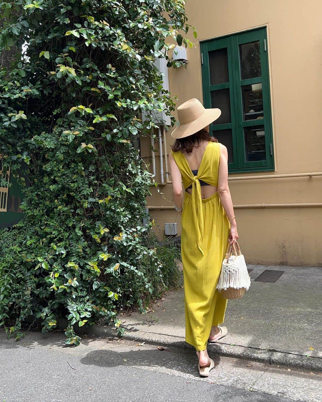 eiko kagamiさんのインスタグラム写真 - (eiko kagamiInstagram)「背中のデザインもたまらぬワンピース♡  そして大人でも夏の背中開きはチャレンジもしやすくて嬉しい😍 キャミやタンク合わせももちろん神合わせです！🤤  そんな大人なバックシャンワンピの登場🫶 @sandlessmoon   今年は色物に目がいっております！ なのでこちらのワンピースもMUSTARDをチョイス💛  リネン素材も本当に可愛い。 歩くとすごく良い感じに揺れるの🥺👏 後ろはリボン結びも可愛いよ🤤  この後のLIVEでももちろんご紹介します😍！！  6/6（火）20:00-発売start❤️‍🔥 是非こちらもチェックしてみてください🫶 . . . . . . #sandlessmoon#サンドレスムーン #大人ボヘミアン#ボヘミアン#大人リゾート#大人カジュアル#カジュアルコーデ#ボヘミアンコーデ#ボヘジョ#大人カジュアル#アラフォーコーデ#高身長コーデ#168cm#ワンピース#ワンピースコーデ」6月5日 18時55分 - eikooo7