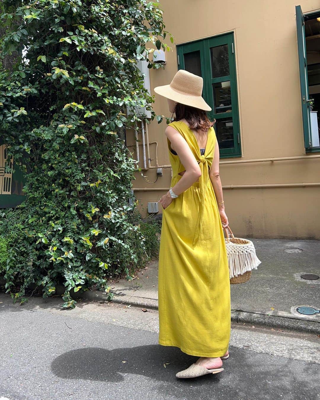 のインスタグラム：「背中のデザインもたまらぬワンピース♡  そして大人でも夏の背中開きはチャレンジもしやすくて嬉しい😍 キャミやタンク合わせももちろん神合わせです！🤤  そんな大人なバックシャンワンピの登場🫶 @sandlessmoon   今年は色物に目がいっております！ なのでこちらのワンピースもMUSTARDをチョイス💛  リネン素材も本当に可愛い。 歩くとすごく良い感じに揺れるの🥺👏 後ろはリボン結びも可愛いよ🤤  この後のLIVEでももちろんご紹介します😍！！  6/6（火）20:00-発売start❤️‍🔥 是非こちらもチェックしてみてください🫶 . . . . . . #sandlessmoon#サンドレスムーン #大人ボヘミアン#ボヘミアン#大人リゾート#大人カジュアル#カジュアルコーデ#ボヘミアンコーデ#ボヘジョ#大人カジュアル#アラフォーコーデ#高身長コーデ#168cm#ワンピース#ワンピースコーデ」