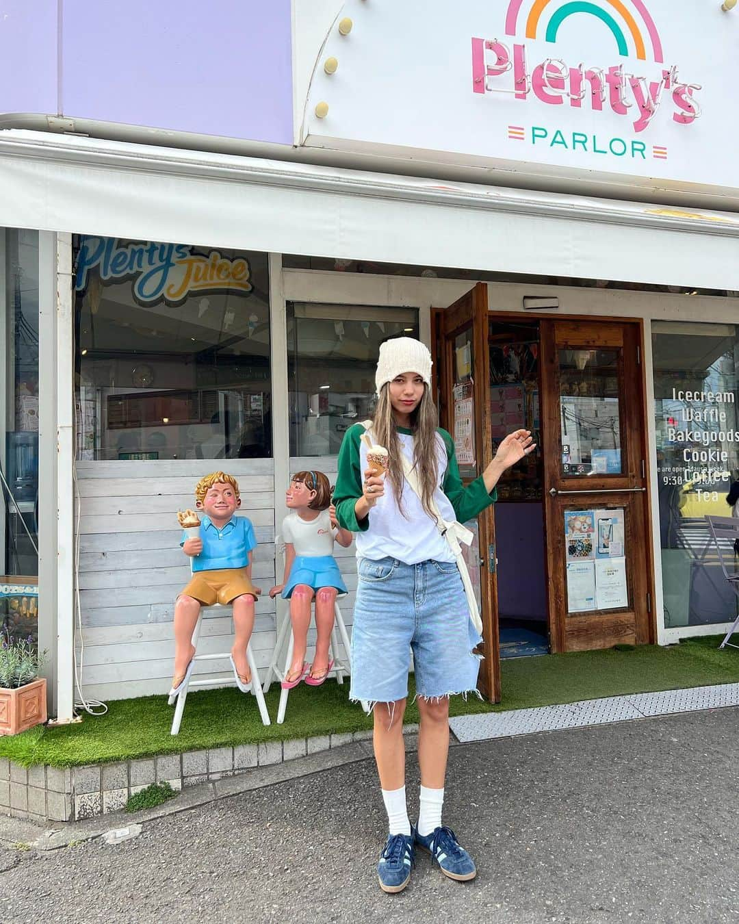 Rika Vanessaさんのインスタグラム写真 - (Rika VanessaInstagram)「ヴィンテージ家具屋めぐり からのアイス🍦🙋🏽‍♀️  引き続き自分のなかで ニット帽ブーム継続中🤍  新しく @marginalman_clothing で get🧚🏻‍♂️✨💕  6/11まで渋谷PARCOでPOPUPやってるよ✌🏾 かわいいの沢山！  デニムは @suwdee_official の🦋 丈感とダメージがかわいい！  "どこかの町のどこかの窓で、きっとあの人も、それから昔仲がよかったあの人も、同じような少し気だるい時間を夜に向かって急いでいる。みんな幸せにしているといいな、そう思うだけで、なにかが心の中にぽつりとたまる感じがする。透明でデリケートなもの。"  よしもとばなな「どんぐり姉妹」」6月5日 19時06分 - rikavanessa._