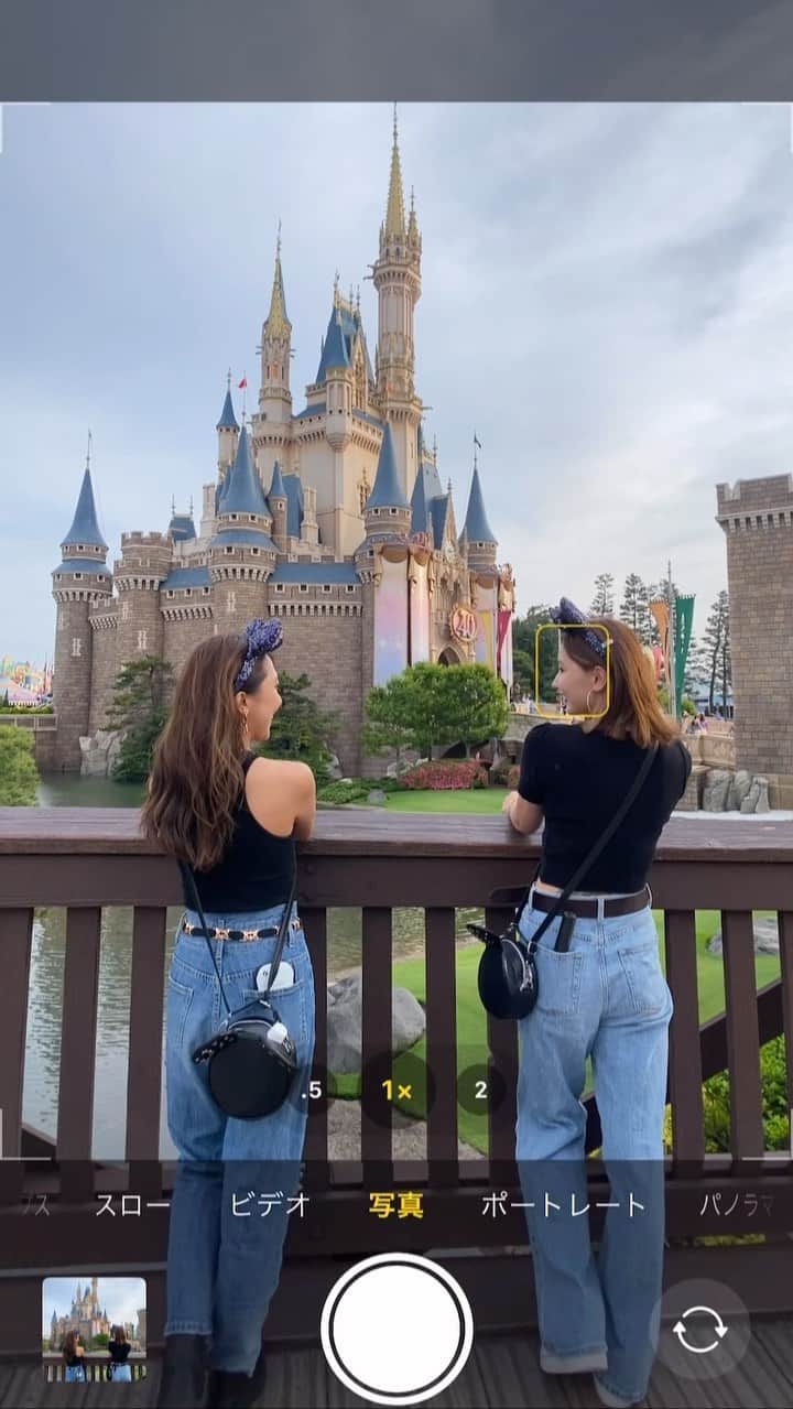 のインスタグラム：「⁡ まおオーストラリアからお帰り〜🐨💙 リクエストでDisney Landへ✰" ⁡ #ディズニーコーデ #ディズニーランド #ディズニーランド40周年 #disneyland  #tokyodisneyland #リンクコーデ #東京ディズニーランド #ディズニー」