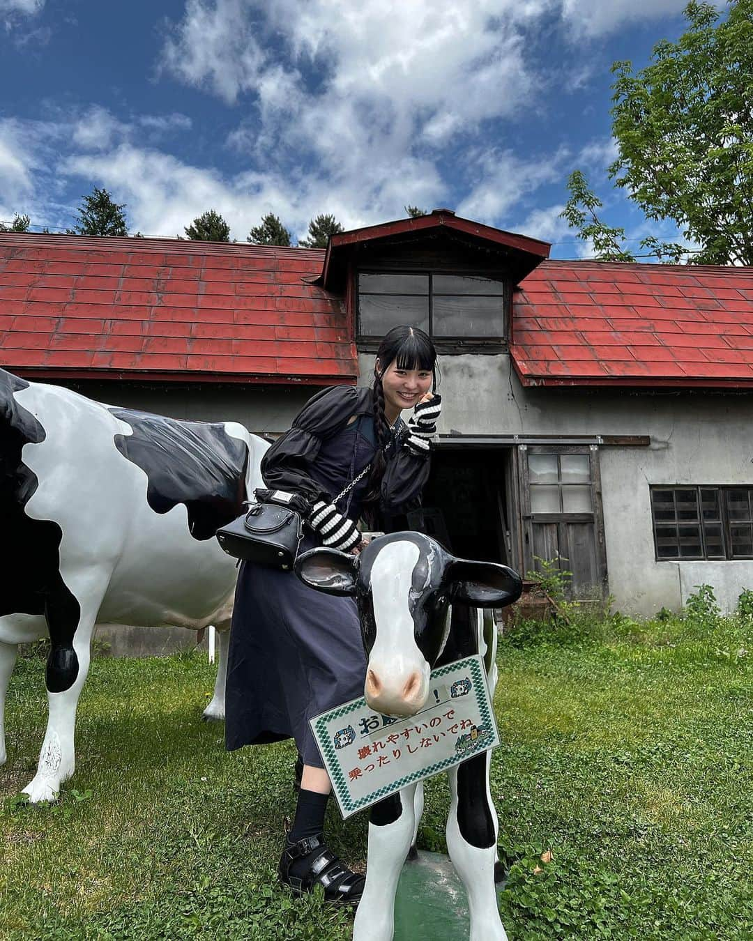 きりざきまいのインスタグラム：「. 北海道楽しかった🐮🖤 めちゃくちゃ爆食しました。 TikTokに爆食動画投稿したので是非見てね✌🏻 Tops @laguagem  Dress @laguagem  Bag @maisonmargiela  Shoes @drmartens_japan」