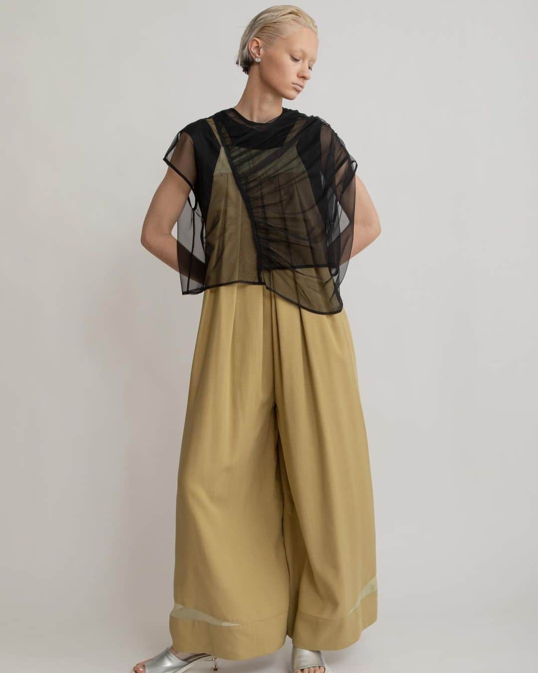 AULA AILAのインスタグラム：「【2023 HIGH SUMMER COLLECTION】  TULLE GATHER TOPS SET COLOR BLACK×BLACK SIZE 0 ¥16,500  ナイロンソフトチュールのトップスと、スリーブレスのカットソーがセットになったアイテム。 チュール部分は、ふんわりと体を包み込むように、アシンメトリーに寄せたギャザーを重ねて、透け感がありながら立体感のある表情に。 単品でワンピースやお手持ちのトップスに重ねて着まわすのもおすすめです。  TACK SALOPETTE COLOR MASTARD SIZE 0/1 ¥25,300   ワイドシルエットのリラックス感漂うサロペット。 リネンシルクのさらりとした素材感で、真夏にピッタリのアイテム。 胸元のディテールは、ホルターネックのような浅めでコンパクトな衿元にすることでカジュアル過ぎず、フェミニンで華奢な印象に。 裾は部分的にソフトオーガンジーをはめ込み透け感をプラス。   ✔️AULA AILA OFFICIAL WEB STOREにて HIGH SUMMER COLLECTIONアイテム展開中！」