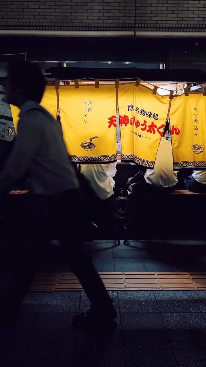 Kaiのインスタグラム：「Let’s drink here tonight  — Recently, its definitely a good weather to drink outside in Japan. Exploring the streets of Hakata at this time of the year, is always fun and interesting. I love visiting these “Yatai” to feel this nostalgic atmosphere.   #japan #fukuoka #night」