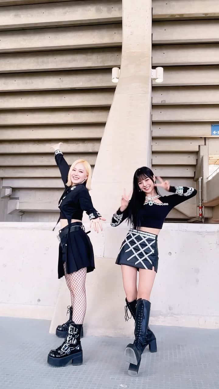 EVERGLOWのインスタグラム：「FOREVER‼ 이유 미아랑 Boom Boom Pow될 준비됐어⁉ #EVERGLOW #에버글로우 #이유 #EU #미아 #MIA」