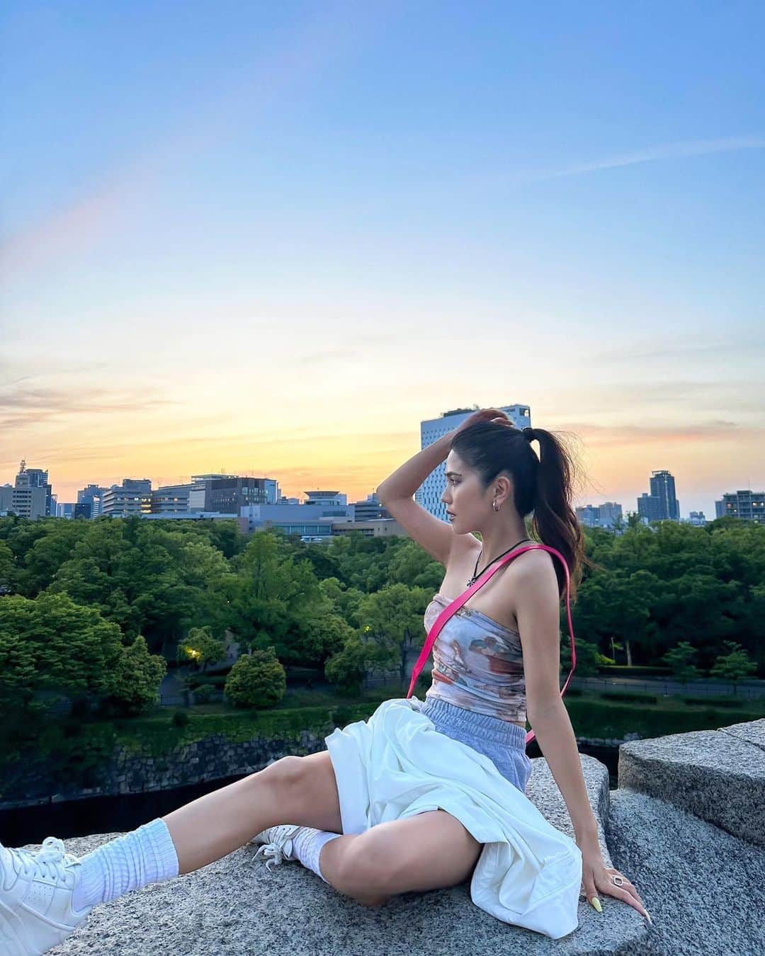 Marika Kajiwaraのインスタグラム：「空が綺麗すぎた日🌞 ＊ ＊ ＊ #大阪城 #お散歩コーデ」