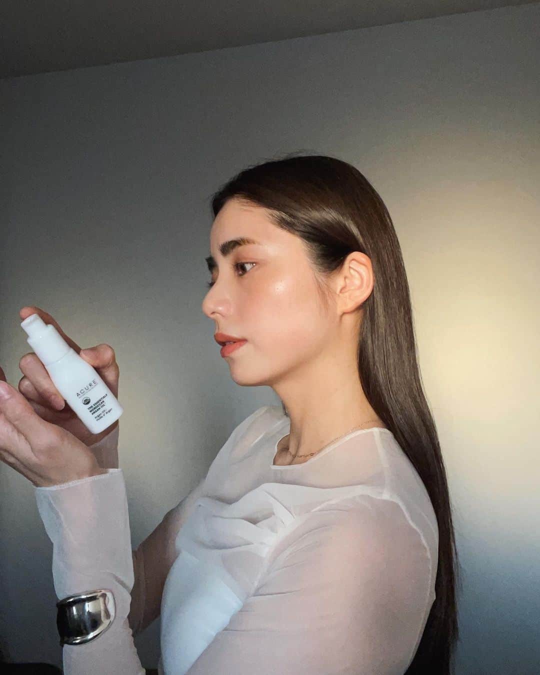 Yuki Ide | 井手 祐来のインスタグラム：「いつも使ってるACUREのアルガンオイル 私は肌と髪の保湿として使ってる 以前iHerbで注文してからとても使いやすくて気に入ってる オーガニックアイテムが多く揃うiHerbでも人気な商品だと思うし、商品の口コミも良かった◯ そして環境にも配慮した商品が購入できるところもここで買う理由のひとつ 他にもいろーんな商品があるから気になる商品チェックしてみてください✔︎ 特別クーポンが使えます🙏🏻✨  クーポンコード：MIRAI15 期間：6/30 (火) 0:00まで 条件：ヴィーガン・乳製品不使用・オーガニック・非遺伝子組み換え・クルエルティフリーの5カテゴリーが合計8,000円以上で15%OFF #iherb#アイハーブ#iherb愛用品#iHerb環境月間#pr」