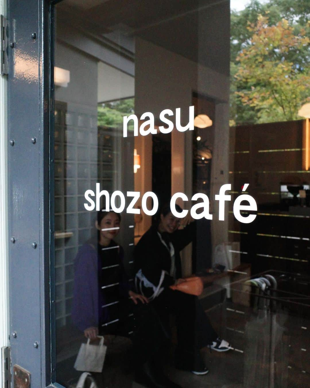 Ramie 山下未紗のインスタグラム：「_ NASU SHOZO CAFE☕️ . ロケーションも心地良くて、 コーヒーも美味しくて、 スコーンも美味しそうで！ (食べてないけど) . コーヒーは、 ホットのウィンナーコーヒー を頂きました♡ . 8枚目の写真は、 たまたまカフェに来てた スーパーキュートな一歳BOYが ニコニコしながら 持ってきてくれた愛おしい花びら☺️💐  #栃木#那須#那須塩原#那須カフェ #shozocafe #shozocoffee #GR #gr3」