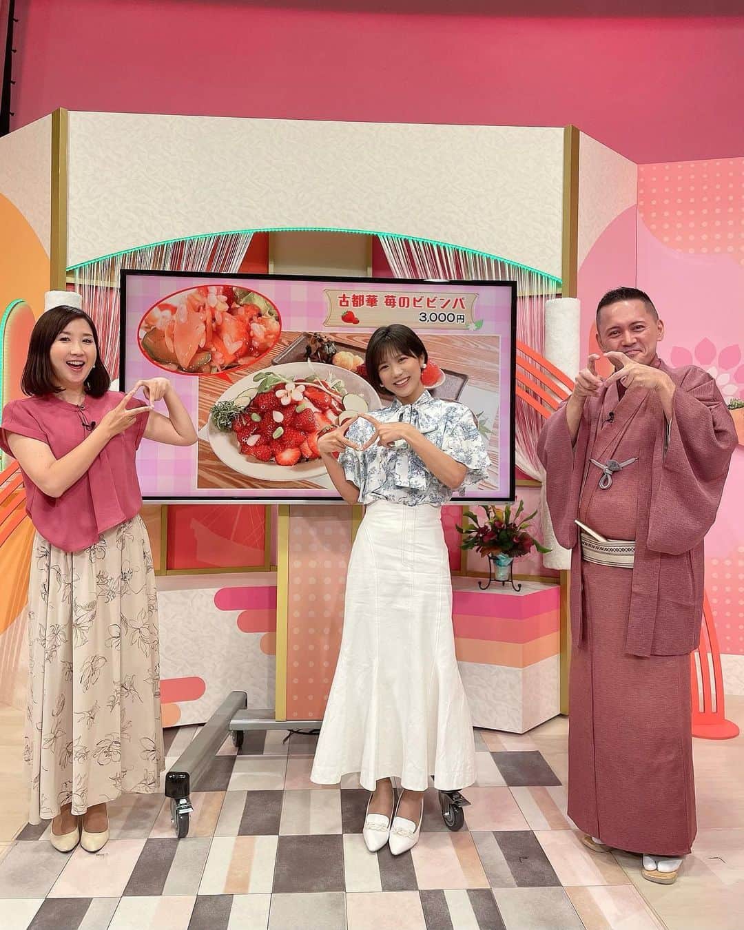 のインスタグラム：「ㅤㅤㅤㅤㅤ  ㅤㅤㅤㅤㅤ 奈良テレビ『ゆうドキッ！』ありがとうございました📺♥️ 久しぶりに川添さん・しん吉さんにお会いできて嬉しかったです😍  ㅤㅤㅤㅤㅤ 「奈良にうまいもんあり」でご紹介した 『ごはんとおやつ ココロとココロ』 @cocolo_cocolo_ さん🍓  ㅤㅤㅤㅤㅤ 古都華を使った苺のビビンパは、まさかの組み合わせ！ なんとお肉と苺が秘密のソースのおかげでめちゃくちゃ合うんです🩷 古都華のロールケーキも、3段階の苺の柔らかさで食感も甘みも 楽しめる驚きの美味しさ🍓  ㅤㅤㅤㅤㅤ 可愛いカップが選べるこだわりのコーヒーも飲みやすく、 お料理によく合いました☕️  ㅤㅤㅤㅤㅤ 美味しい驚きをありがとうございました🩷 皆さん是非行ってみてください🥰  ㅤㅤㅤㅤㅤ  ㅤㅤㅤㅤㅤ  ㅤㅤㅤㅤㅤ  ㅤㅤㅤㅤㅤ  ㅤㅤㅤㅤㅤㅤㅤㅤㅤㅤㅤㅤㅤㅤㅤ#奈良カフェ #近鉄奈良 #奈良ランチ #奈良グルメ #奈良観光 #ロケ #ゆうドキッ #nara #リポーター #タレント #女子アナコーデ #清楚コーデ #japanesegirl #日本女孩 #生放送 #リボンブラウス #トワルドジュイ」
