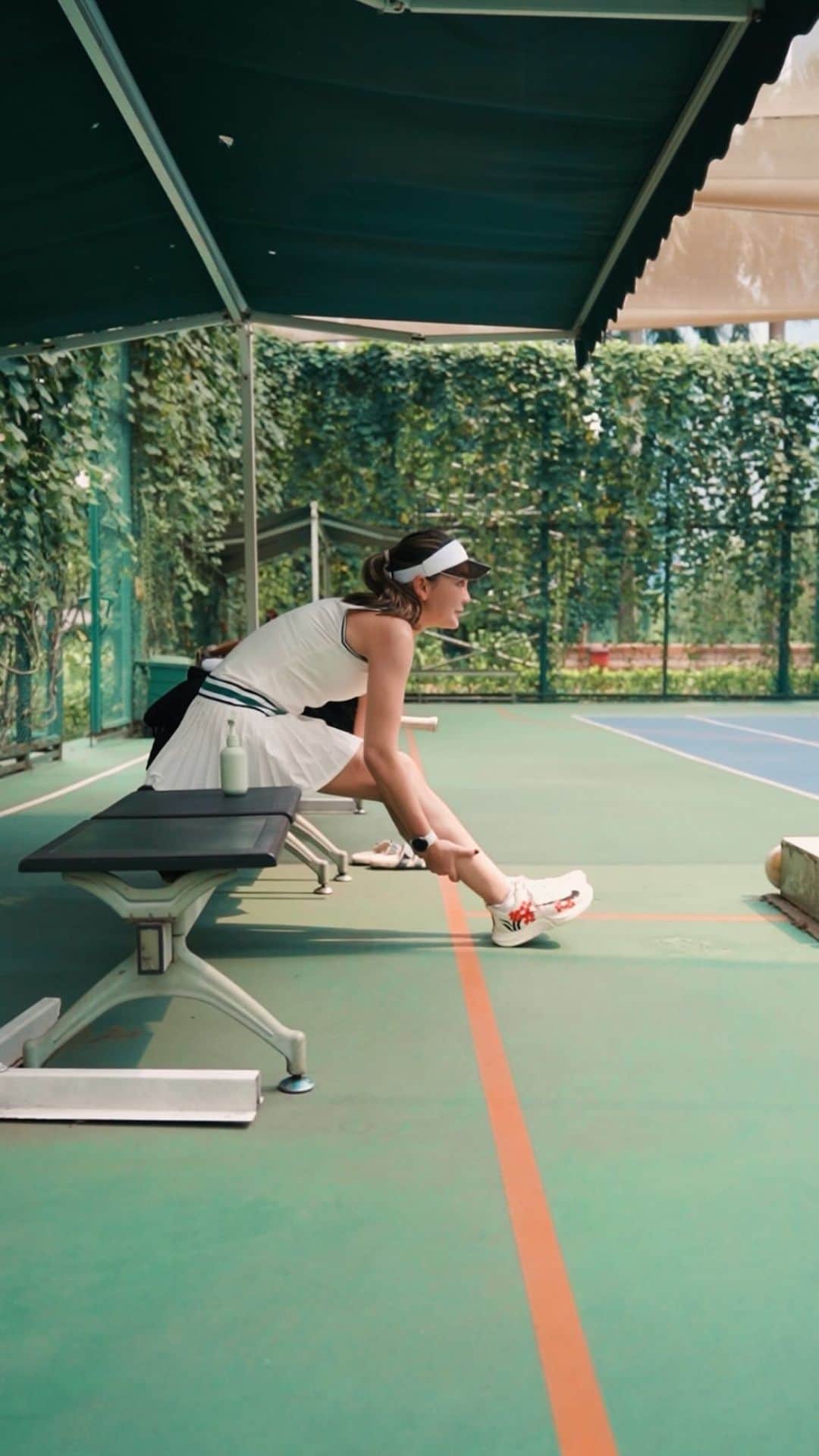 ルナ・マヤのインスタグラム：「Rasakan kesegaran dan kelembutan pada kulit selama berolahraga dengan @flowhitebeauty ! Tetap aman bermain tenis, Flowhite menjaga kulitmu agar selalu sehat dan glowing!」