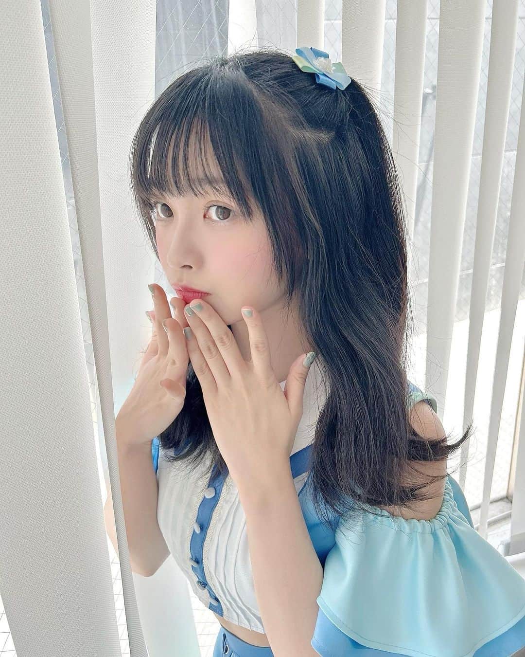 のインスタグラム：「髪の毛美咲にやって貰ってネイルかれんにやってもらったの〜💅🤍 . .  #PiXMiX #アイドル #偶像 #idol #大学生 #Universal #大学 #19 #歳 #ヘアアレンジ #ミディアム #jd #衣装 #日本 #japan #costume #💅 #ネイル #ジェルネイル #ハーフツイン」