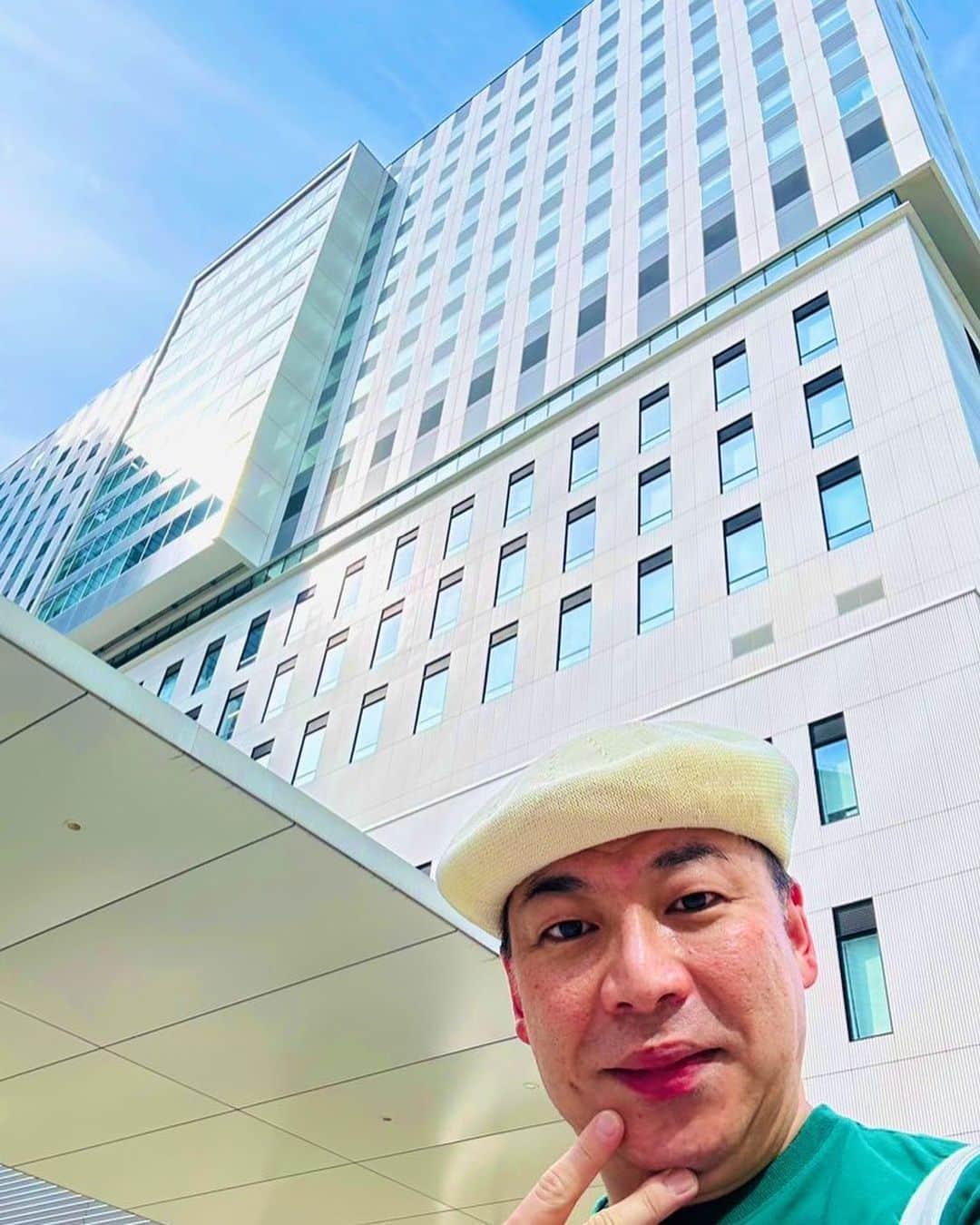 美川憲二さんのインスタグラム写真 - (美川憲二Instagram)「私、ヒデコは　病院マニア🏥でして  でも　開業医でなくて、  ベッド数　500床以上で  近代的な　綺麗な病院🏥に興奮する ヒデコなんです〜😅😳😃🏥💡💡💡✌️✌️笑。  そんな　ヒデコが　最近お気に入りの  マンモス病院が　綺麗に生まれ変わった  「東京医科大学病院🏥」😍💓💓💓💓  素晴らしいわ〜 出来立てほやほやで  これぞ　ザ‼️東京の　大学病院🏥😃😄👍👍👍  あの〜  ここに　通院してる訳でもなく、どこも悪くなくて、  ただ　東京医科大学病院を　眺めてる  だけで　興奮する　マンモス病院　建物マニアなだけ〜😳😜😝🤪💦💦💦✌️✌️  笑。笑。 #東京医科大学病院  #西新宿 #綺麗に生まれ変わりました  #近代的な建物  #マンモス病院 #病院マニアよ #東京 #tokyo  #見てるだけー #美川憲一 #美川憲二 #ヒデコフランセスカ #オネェ系 #ものまね」6月5日 19時10分 - mikawakenji