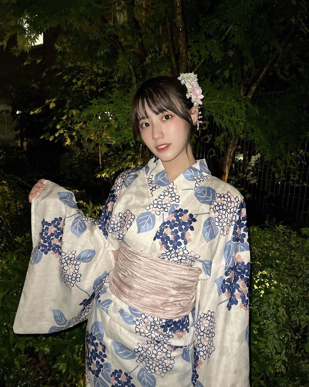仲本愛美さんのインスタグラム写真 - (仲本愛美Instagram)「今年の夏はお祭り行きたいな🎆👘 可愛い浴衣着たよ〜!!みんなも是非お揃いしてみてね❤︎ 他にも可愛いの沢山あったよ🤤  浴衣はイオンさんから提供して頂きました😭💖  #PR #ad   #イオンゆかた2023」6月5日 19時12分 - manamana_kimono