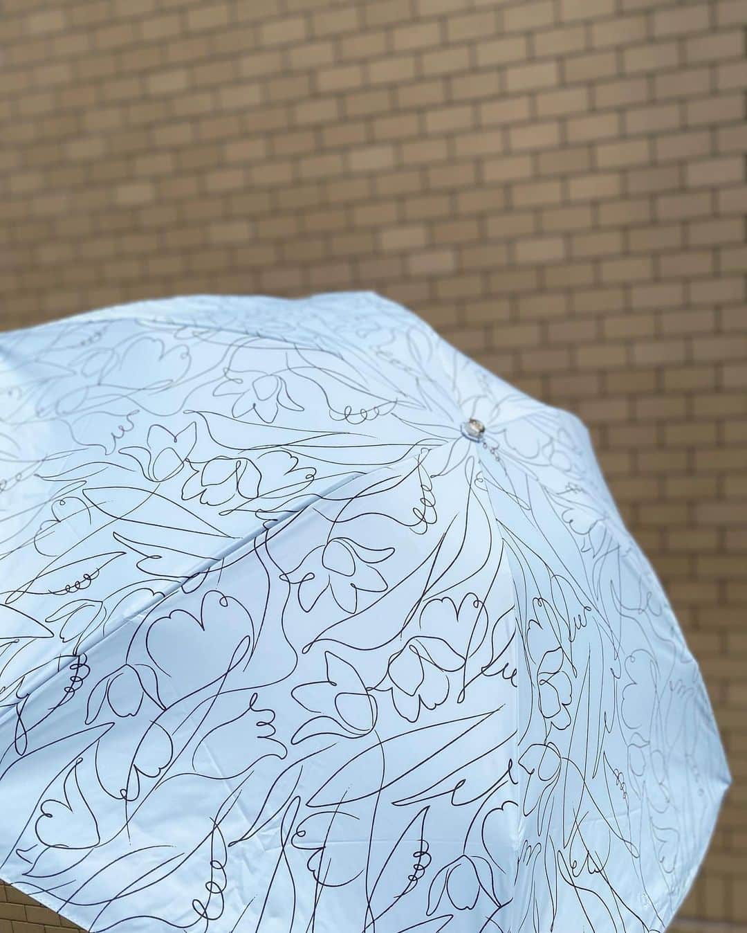 haruru0724さんのインスタグラム写真 - (haruru0724Instagram)「. フワクールの日傘⛱ @moonbat_online_shop  紫外線が気になる季節☀️ 外に出る時は日傘を持ち歩くよ！ 最近使ってるこの折り畳みの日傘がお気に入り🤍  なんと言っても、 厳しい基準をクリアした遮光傘で、 直射日光を99.99％遮るそう！ 強い日差しを遮り日中でも快適に過ごせるし、 光を反射させることで温度の上昇を防いでくれる✨ しかも、軽いし、 雨の日まで使えるから便利〜☺️ . . . #フワクール #フワクールホワイト #日傘 #デパコス日傘 #PR #ムーンバット #帝人 #美容 #美白 #ＵＶ #ＵＶケア #スキンケア #ＵＶカット #遮光 #遮熱 #日焼け対策 #暑さ対策 #晴雨兼用 #折り畳み傘 #ママコーデ #モノトーンコーデ #白黒コーデ #きれいめコーデ #上品コーデ  #アンテプリマ #anteprima  #ミラオーウェン #milaowen  #センタースリットパンツ #スリットパンツ」6月5日 19時12分 - haruru0724