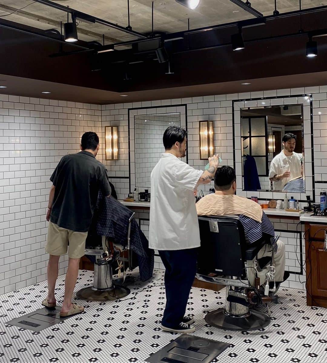 のインスタグラム：「. FSC - FUTAKOTAMAGAWA BARBER💈  @yosukekozai  @__minorroll   #freemanssportingclub  #fscbarber #barbershop #barber #mensgrooming」