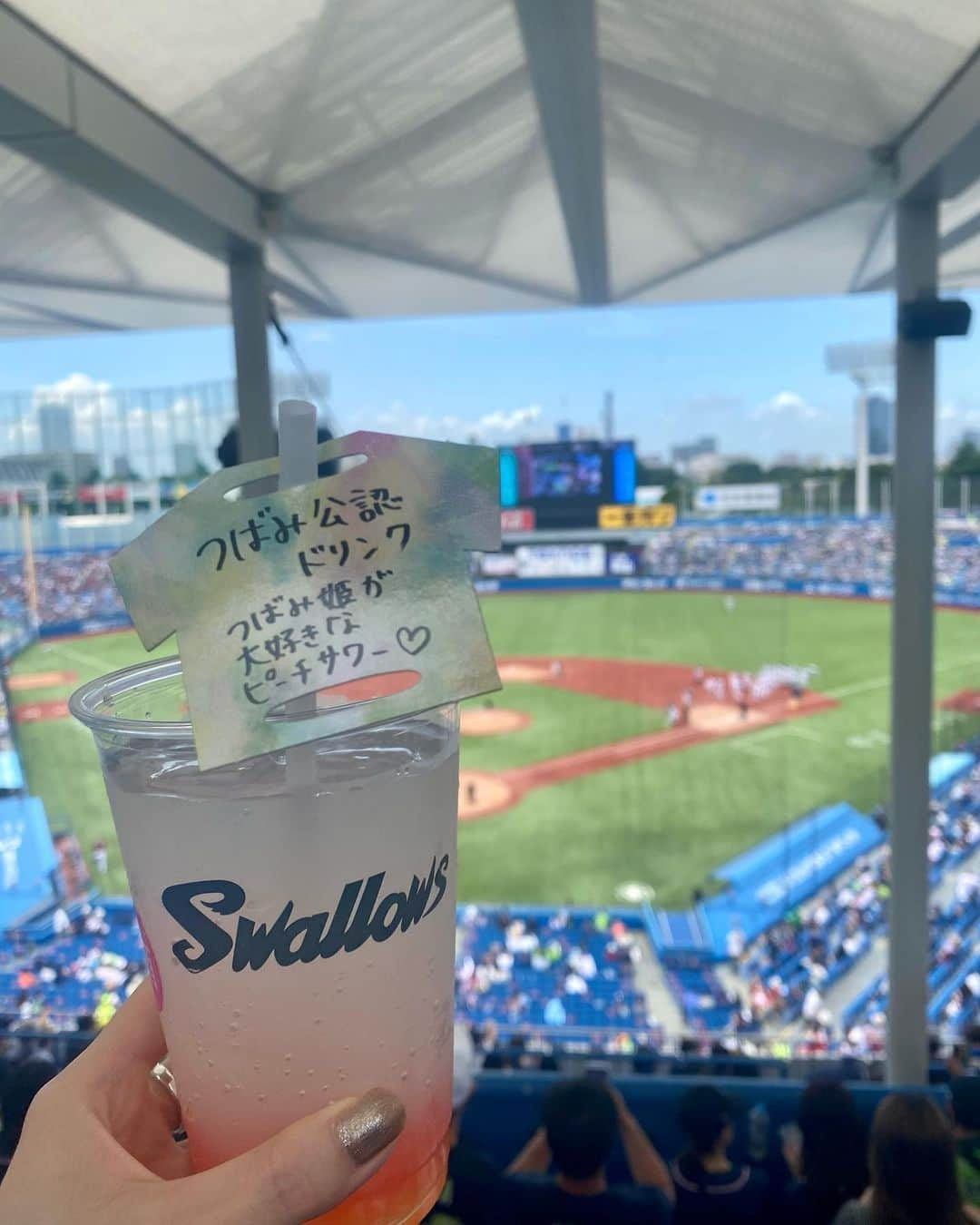 山田桃子のインスタグラム：「今シーズン初神宮⛱ .  交流戦で、 やっと神宮球場に来られた！  そんな楽天戦では、 スワローズレディースDAY💓 可愛いが溢れてた♡  そして、現地すわほー！ 3連勝✨✨✨ 天気もよくて、最高な休日でした🍻  . #swallows #野球観戦  #神宮球場 #現地観戦 #ヤクルトスワローズ #楽天イーグルス」