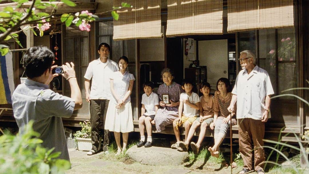 Netflix Japanさんのインスタグラム写真 - (Netflix JapanInstagram)「◆配信開始 映画『歩いても 歩いても』（日本）  阿部寛出演。是枝裕和監督作品。  ある夏の日、年老いた両親のもとに集まるが何かと衝突してぎくしゃくしてしまう一家。その日は、不慮の事故で亡くなった長男の15周忌だった。  温かく厄介な家族関係を描くヒューマンドラマ。  #歩いても歩いても #阿部寛  #是枝裕和 #映画 #Film #ネットフリックス #netflix」6月5日 19時20分 - netflixjp