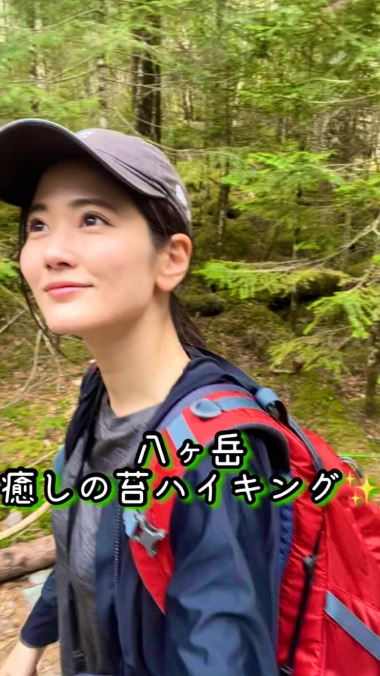 一双麻希 のインスタグラム：「八ヶ岳ハイキング🍃詳しくはぜひYouTubeで☺️ ルートは 白駒池入口▶︎高見石小屋▶︎高見石▶︎白駒池▶︎白駒池入口 という2時間弱のコース。😊 高見石小屋が居心地良く、ご飯が美味しいので✨ 小屋でお昼ご飯を食べるのを目的に😋ハイキングするのもいいです🤭 高見石を登ると出発した白駒池を見下ろすことができて、 短い時間でとても満足な心地よいハイキング♪😌  #いっそうまきchannel #八ヶ岳 #高見石小屋 #高見石   #北八ヶ岳 #白駒池 #登山初心者 #百名山 #日本百名山 #絶景 #山女 #山ガール #山好き #登山女子 #山好き #登山 #山好きな人と繋がりたい #自然が好き #アウトドア好き #アウトドア女子 #キャンプ女子 #キャンプ好き #山飯 #キャンプ飯 #テント泊 #ハイキング #トレッキング #japanview #yatsugatake #アウトドアファッション #いっそうまき山記録」