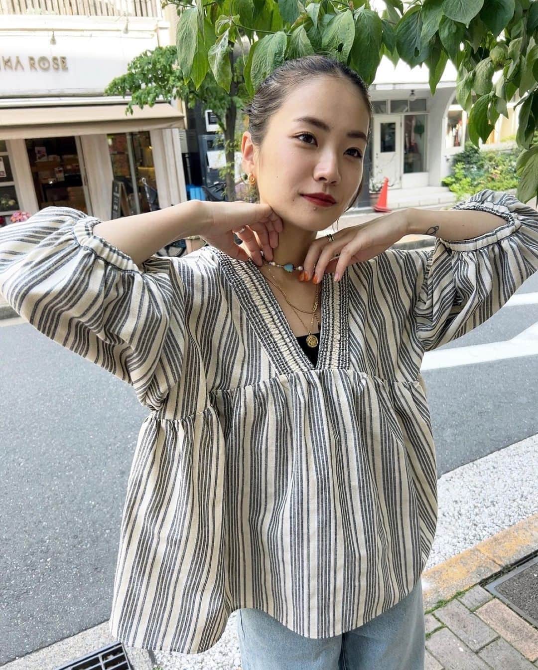 Ungrid staff snapのインスタグラム：「Relocation open_______  Ungrid札幌PIVOT店は6月8日(木)に札幌PIVOT CROSS（ピヴォクロス）に移転し、リニューアルオープンいたします。  リニューアルオープンには、みなさまにお楽しみいただけるよう沢山のコンテンツをご用意いたしました。  ✔️限定アイテム #バックオープンボリュームブラウス オフホワイト / オレンジ / ミックス ¥9,900(tax in)  #バイカラーリメイクルーズデニム ブルー 24/25/26 ¥19,800(tax in)  ✔️限定ノベルティ ¥18,000（税込）以上お買い上げのお客様に、札幌PIVOT CROSS限定ノベルティ（フェイクレザーミニバッグ）をプレゼントいたします。 ※他店舗実施ノベルティ（フリンジトートバッグ）とお選びいただけます。  ✔️VISIT EVENT 下記日程にて、来店いたします。 6月8日（木）10:00-16:00 @ran_tachibana_  @aki_ishikuro_  ぜひこの機会にご利用ください。 スタッフ一同心よりお待ちしております。  🏢移転先住所 PIVOT CROSS（ピヴォクロス） 〒060-0061 北海道札幌市中央区南1条西2丁目9-1  ___________________________________  下記 アカウントTOPページリンクより 各サイトをご覧下さい🔗  RUNWAY channel▶︎ @ungrid_official ZOZOTOWN▶︎ @ungrid_staffsnap  #Ungrid #ungrid_official #ungridコーデ #アングリッド #カジュアルコーデ #カジュアル #シンプル #シンプルコーデ #ブラウス #デニム #札幌限定」