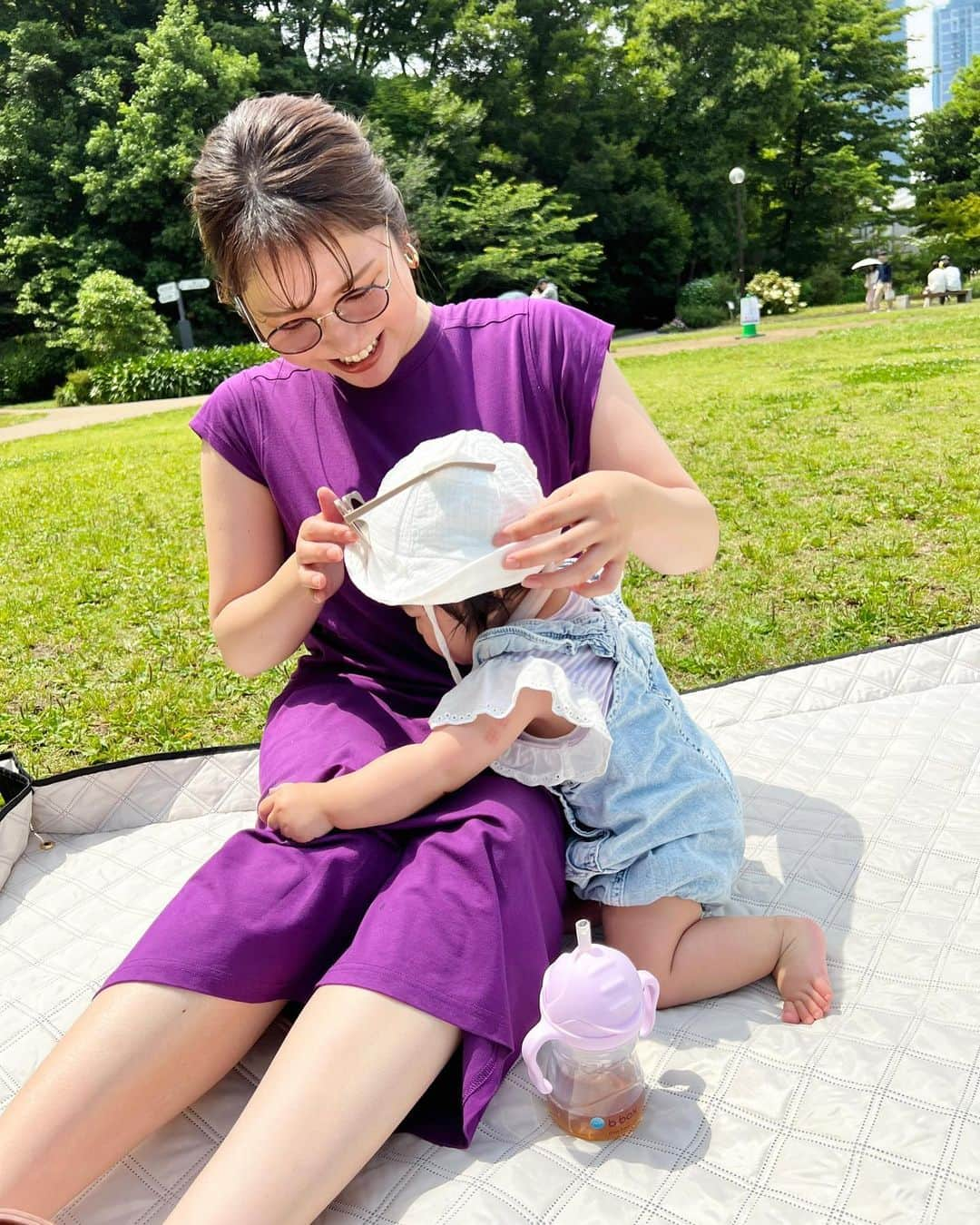 樋浦舞花のインスタグラム：「・ 梅雨が来るまでに お出かけ満喫したい🥹🍀  ・  小さな怪獣さんは体力が有り余っているので どうやって寝かしつけまでにいかに暴れてもらうか 最近は頭を悩ませてます🫠  母はやりたいことが全部中途半端になっちゃっててモヤモヤ🥹 今夜は一緒に寝落ちしませんよーに🤣❤️‍🔥  #第一子出産 #第一子誕生 #女の子ママ #女の子ベビー #第一子妊娠 #マタニティライフ #マタニティ生活 #新生児 #新生児育児 #新米ママ #子育て #子育てママ #子育て日記 #ママ垢 #親バカ #親バカ部　#ベビフル #ママリ #コドモノ #成長記録#令和4年ベビー #生後8ヶ月 #寅年ベビー  #赤ちゃんのいる生活 #赤ちゃんのいる暮らし #ベビスタグラム」