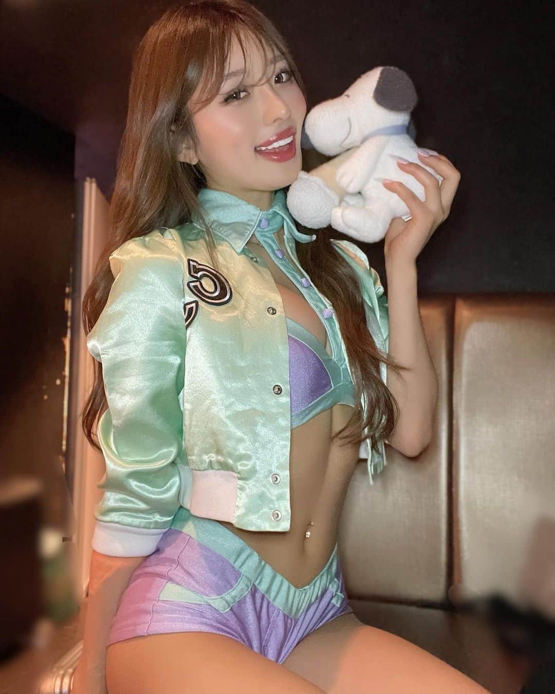 MIYABIのインスタグラム：「頂いたヌーピーさんと📸🐶🤍  昨日はファンイベントでした👩‍❤️‍👨  会場に入った瞬間、大きなスタンドにミヤビカラーのお花見てウルウル💜💐🥹  こうしてファンの人同士が協力して立ててくれたスタンドはお花から愛が溢れてました🙇‍♀️🫶  早めのお祝いにプレゼントくれた方も皆んな本当にありがとぅぅ💜  やっぱりツーショット撮影会はファンの方、1人1人とコミュニケーションもとれるから、とっても好きだなぁ👼🏻🌼  いつも足を運んでくださる方、本当に感謝の気持ちでいっぱいです❤️  推して良かったと思ってもらえるように、これからも頑張るねっ💜  また明日💋  #cyberjapan  #ミヤビーム  #サイバージャパンダンサーズ  #ファンイベント」