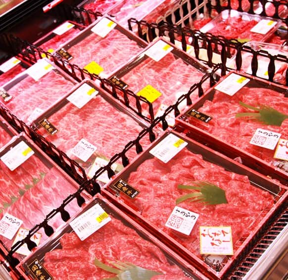 LATOV_ラトブ のインスタグラム：「🥩肉の大成🍖 ✨デリシャスパーク★オープンまであと3日✨  毎日食べるお肉も、ちょっと贅沢のお肉も、 肉の大成におまかせ！🐄🐖🐓 決め手は職人のカット技術で、 肉の美味しさを高めるためのトリミングには、 肉を見極める目が必要。 肉の大成は、熟練の技が光ります👀✨  #ラトブ #デリシャスパーク #肉の大成」