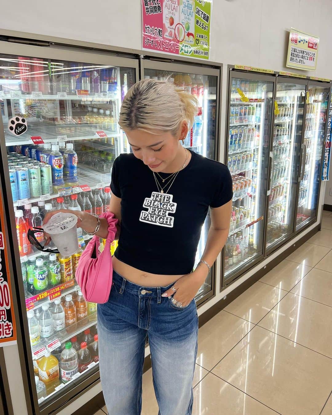 Satomi Biancaのインスタグラム：「🖤💓☯️💕🤍🦋 　　 1番好きな アルファベットは"B"   人差し指にも入れてるんだ💘 　　   @blackeyepatch  @thankyoupayme」
